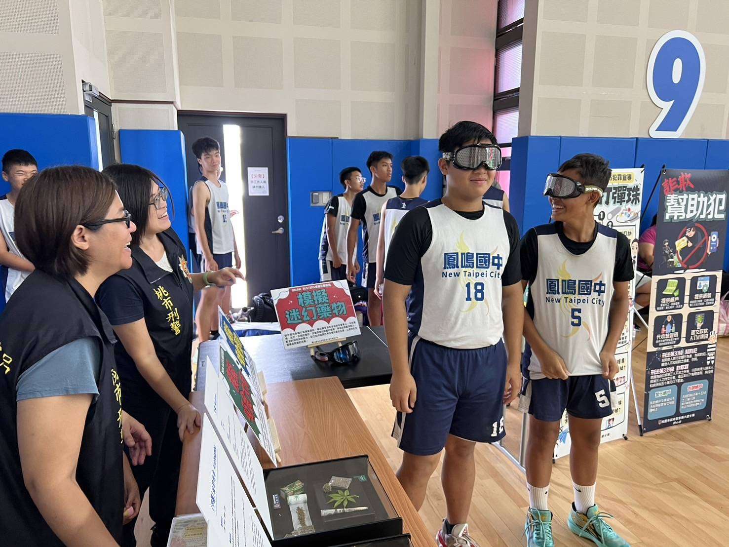 八德警預防犯罪宣導活動登場 學子戴VR眼鏡認識酒駕危害 639803 0
