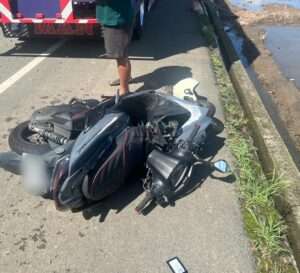 【有片】離奇撞上臨停聯結車 男騎士傷重不治