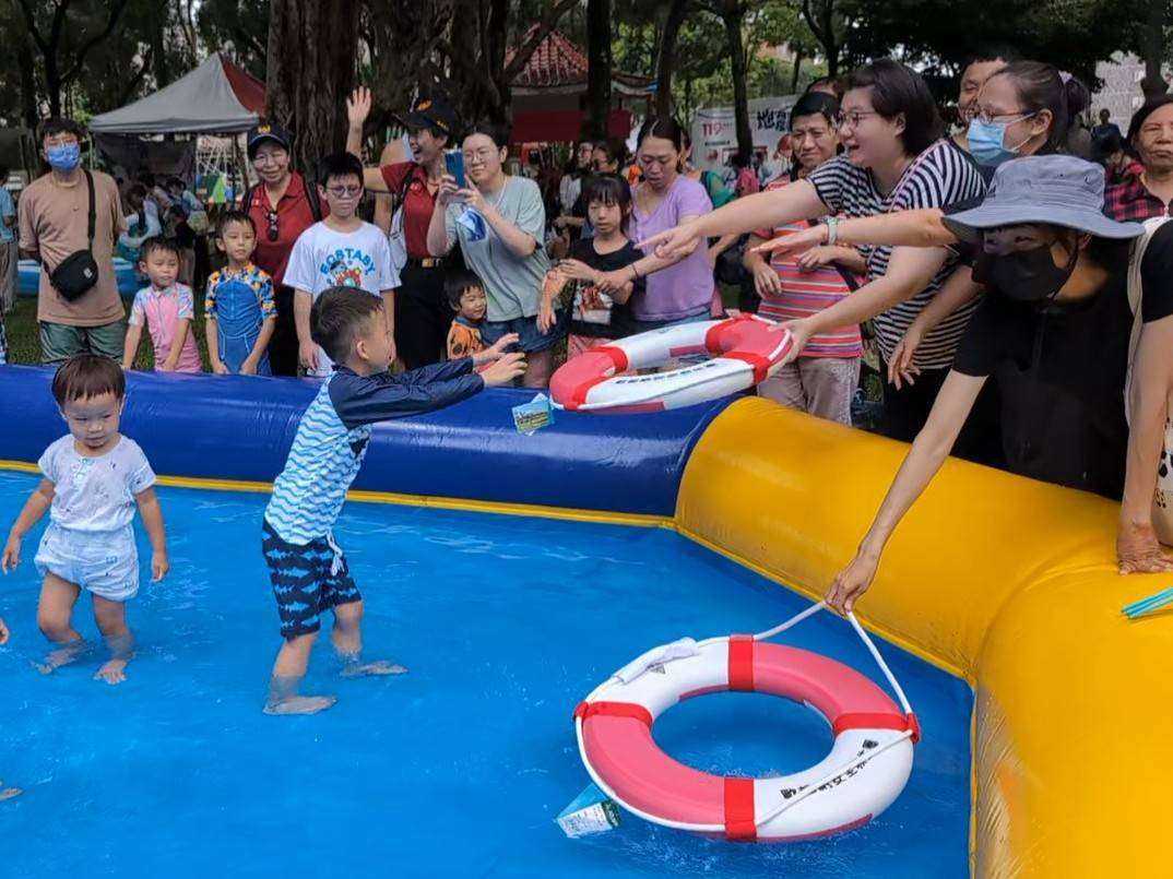 坪頂消防帶你安全玩水 指導救生圈拋擲技巧 897449 0