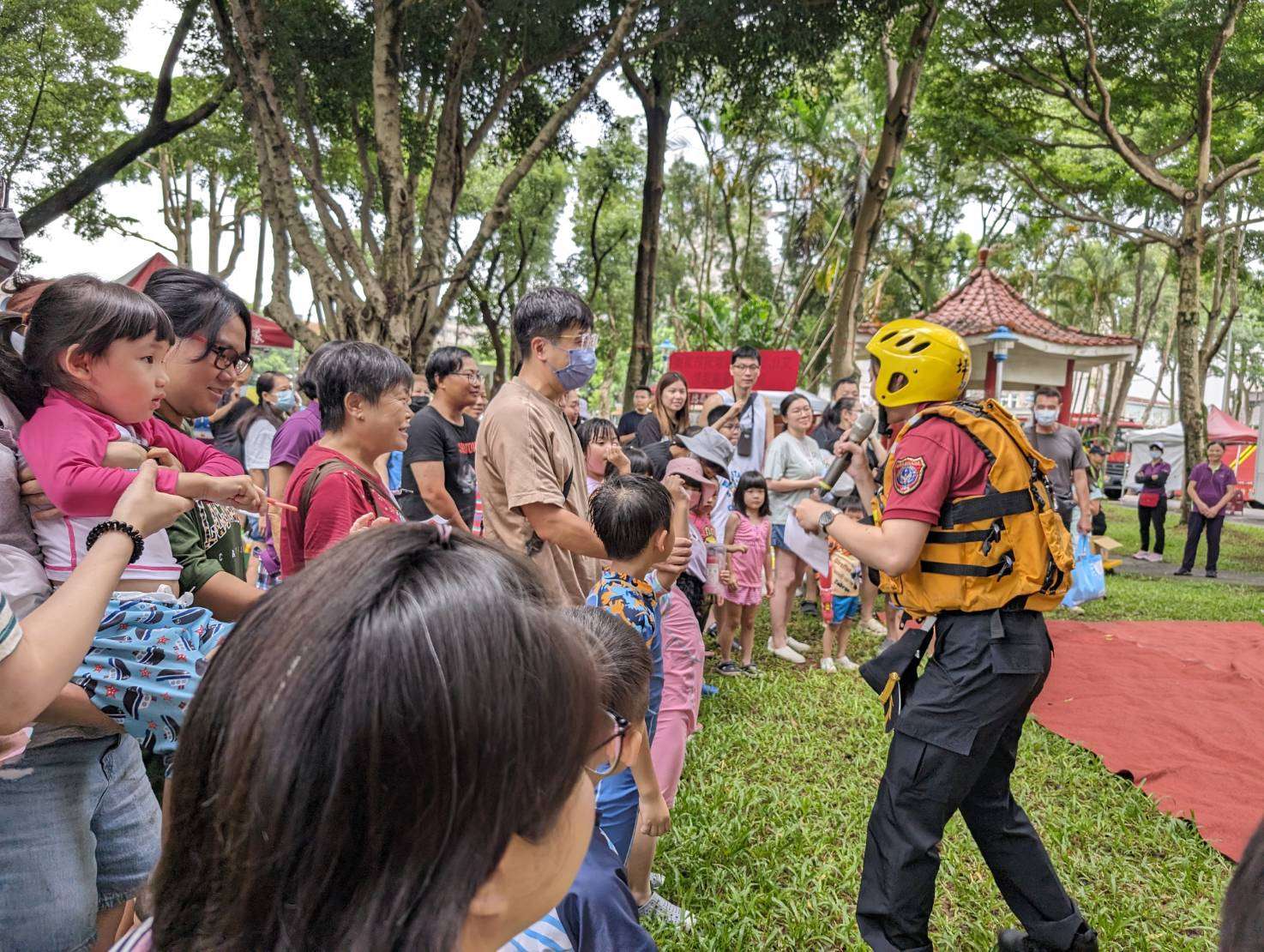 坪頂消防帶你安全玩水 指導救生圈拋擲技巧