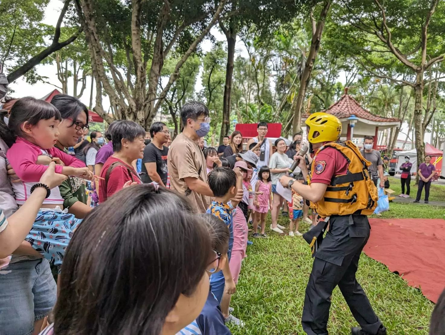 坪頂消防帶你安全玩水 指導救生圈拋擲技巧 897471 0