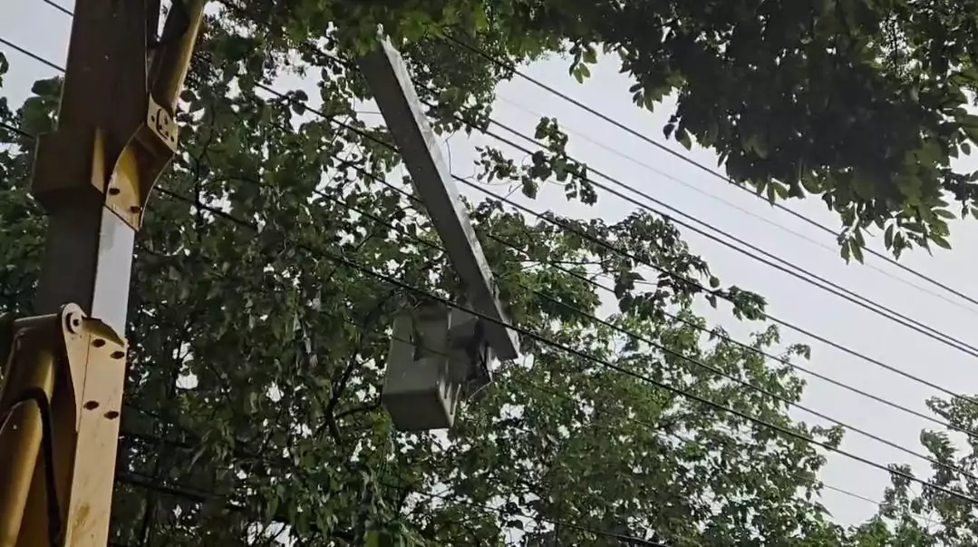 凱米颱風釀桃園逾3千戶停電 台電冒雨搶修 凱米颱風釀桃園逾3千戶停電 台電冒雨搶修