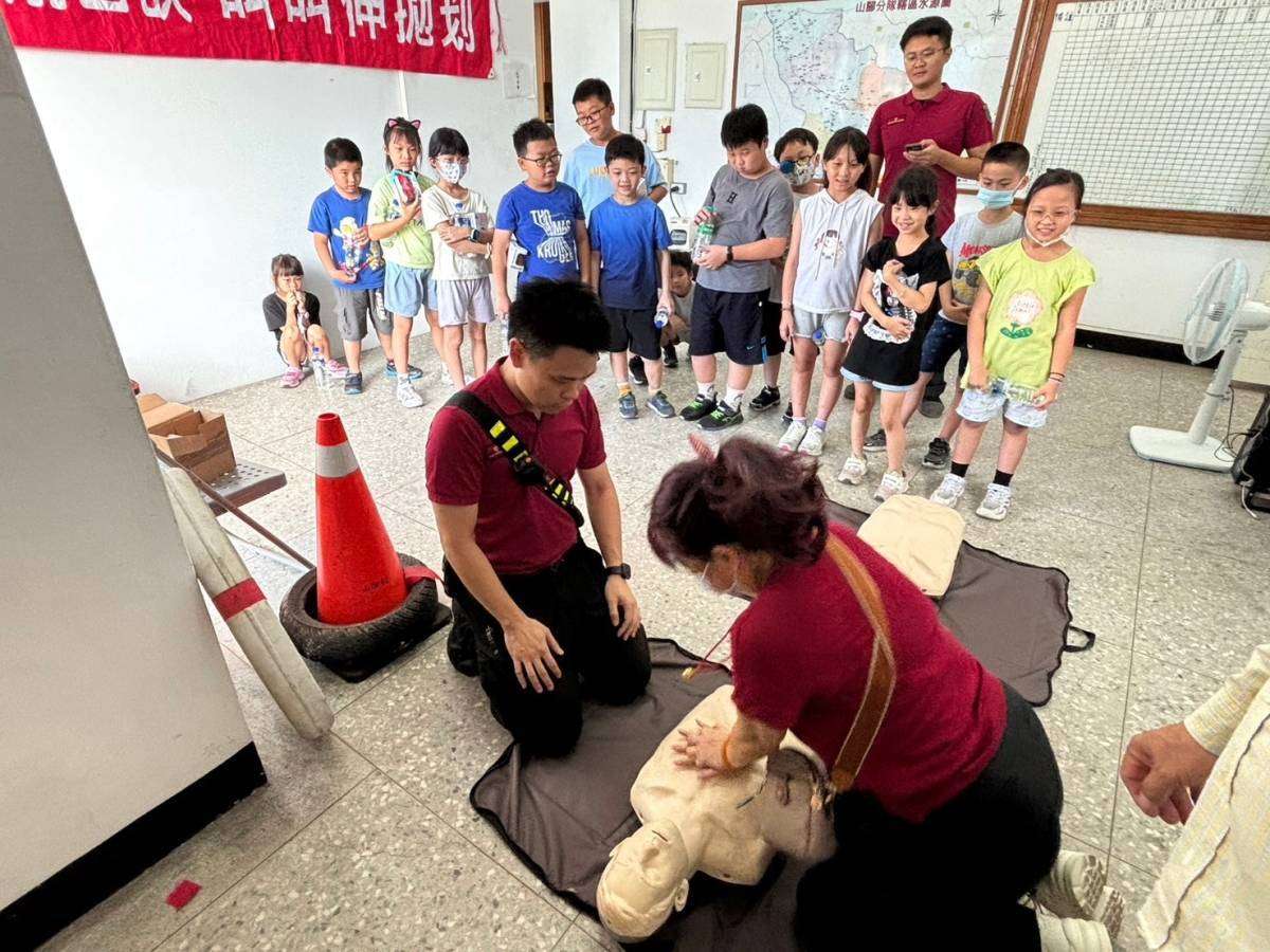 山腳消防分隊舉辦防災宣導 搜救犬現身小朋友搶合照 953950