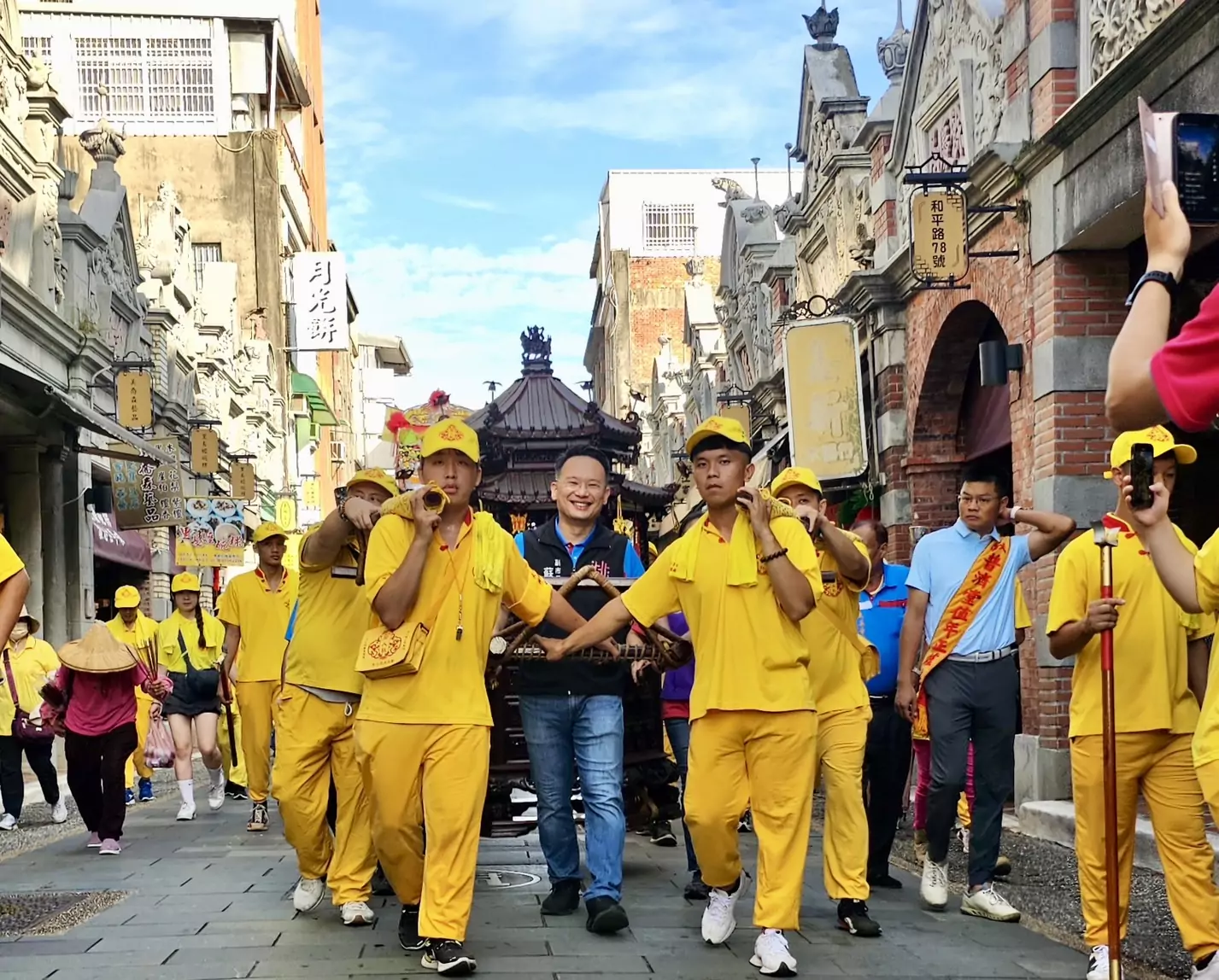 大溪普濟堂遶境熱鬧登場 蘇俊賓肩負「扛神將」大任 大溪普濟堂遶境熱鬧登場 蘇俊賓肩負「扛神將」大任