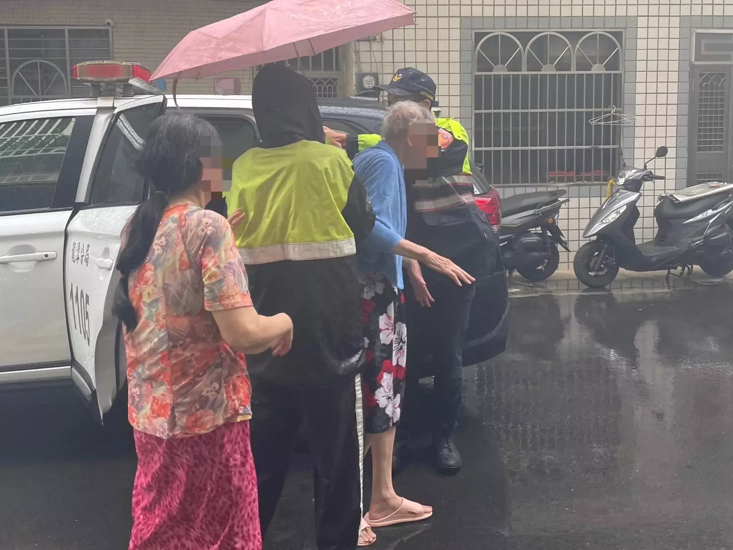9旬翁散步迷途受困大雨中 龍警即刻伸援 S 10863017