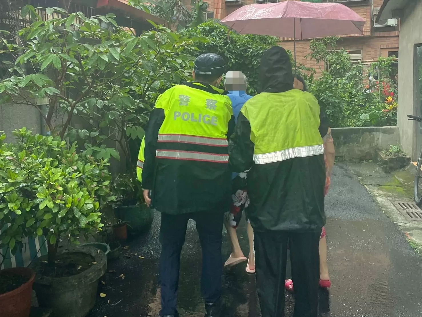 9旬翁散步迷途受困大雨中 龍警即刻伸援 S 10863018