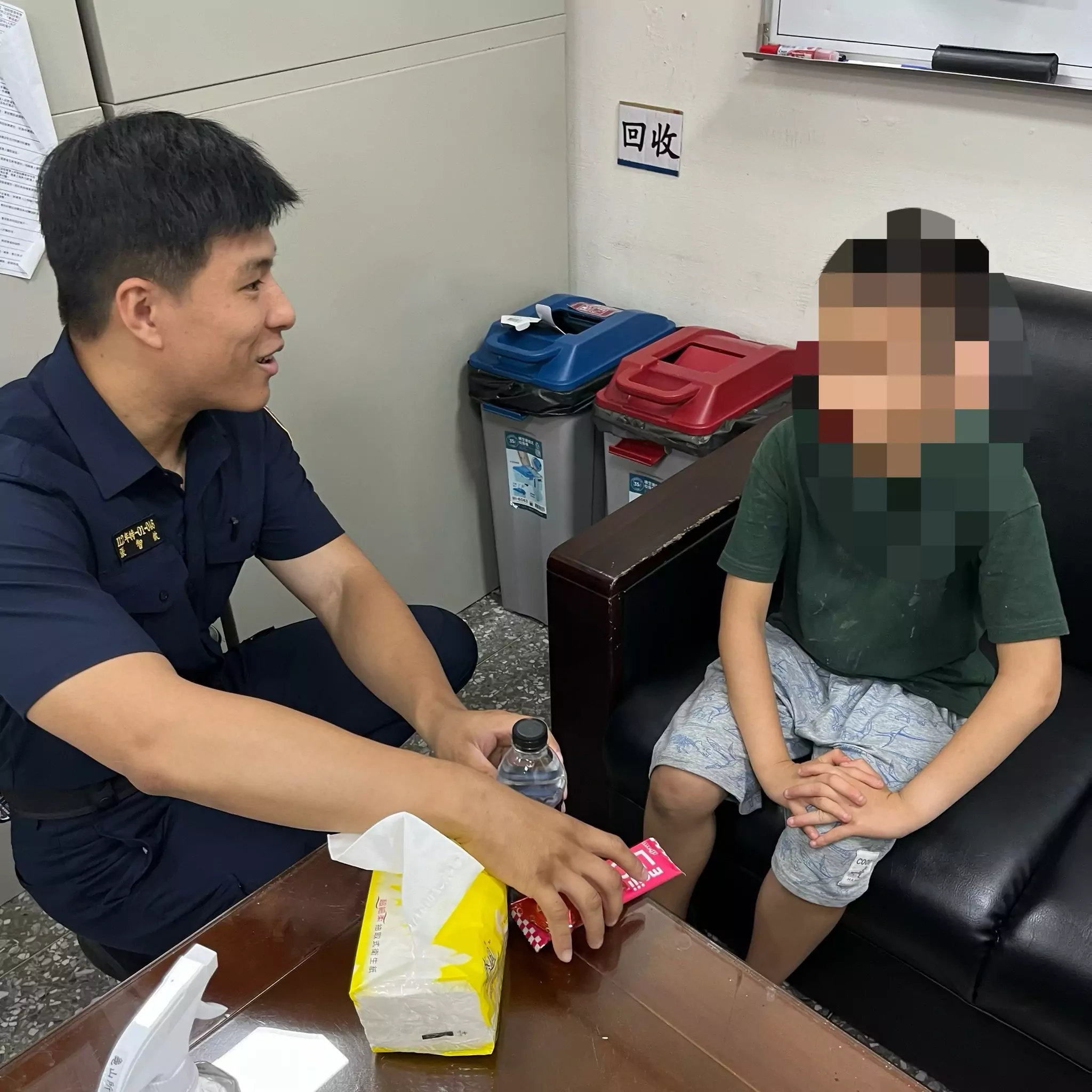 龜山暖警耐心安撫助返家 迷失男童喊「長大也想當警察」 龜山暖警耐心安撫助返家 迷失男童喊「長大也想當警察」
