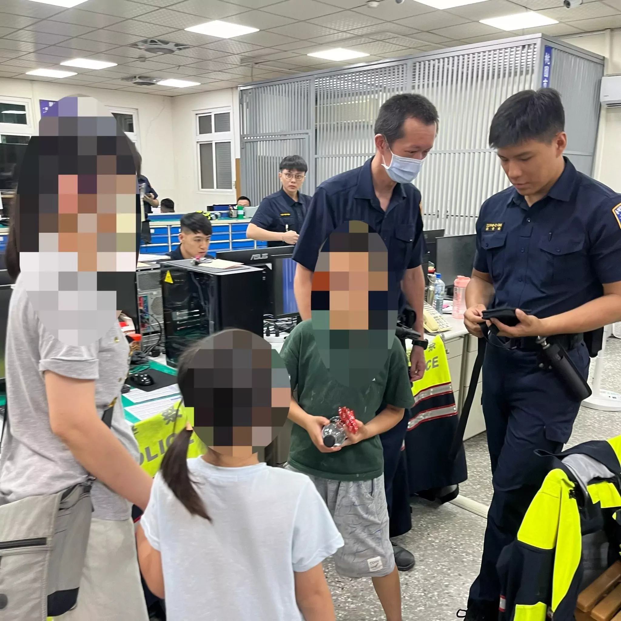 龜山暖警耐心安撫助返家 迷失男童喊「長大也想當警察」 S 120127501 0