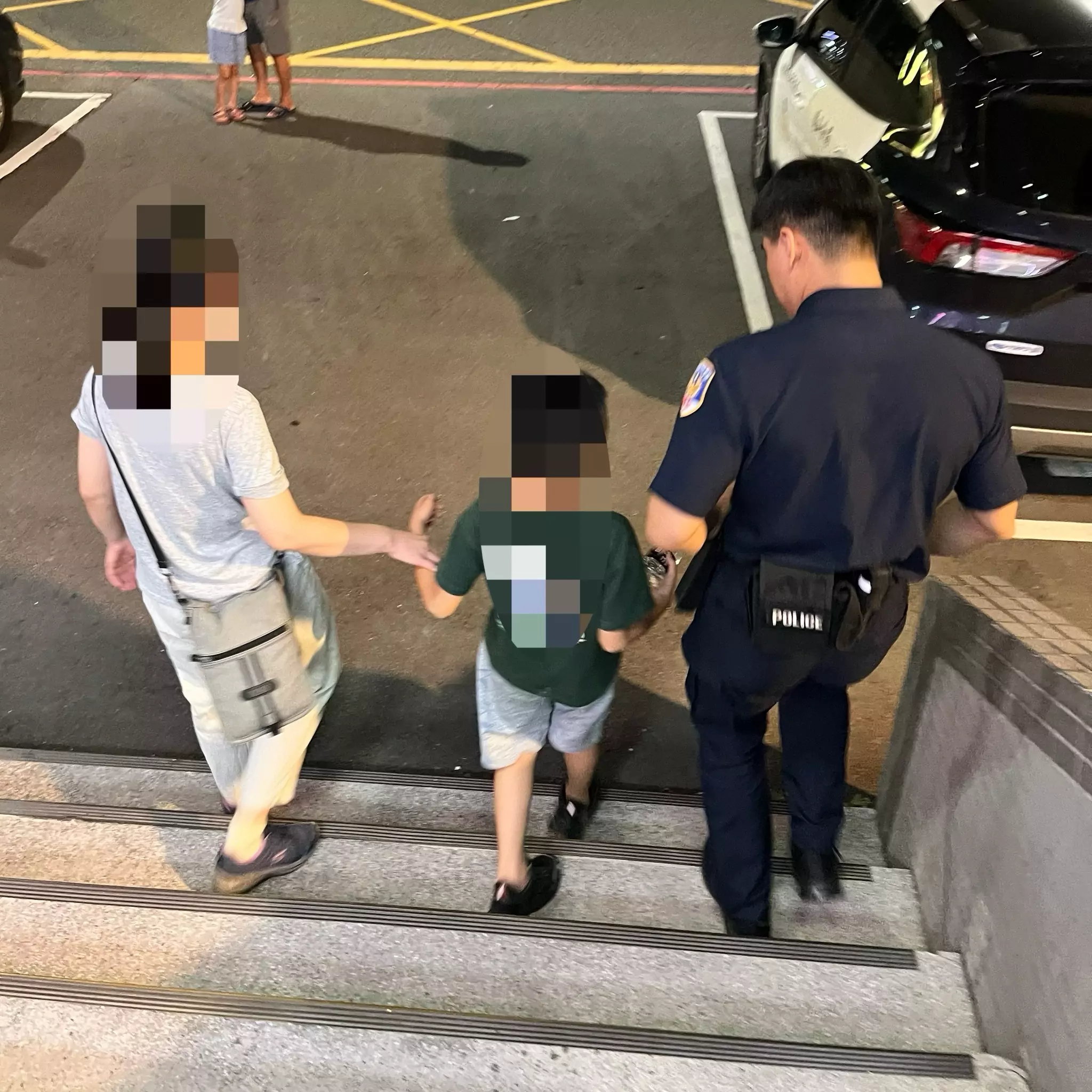龜山暖警耐心安撫助返家 迷失男童喊「長大也想當警察」 S 120127503 0