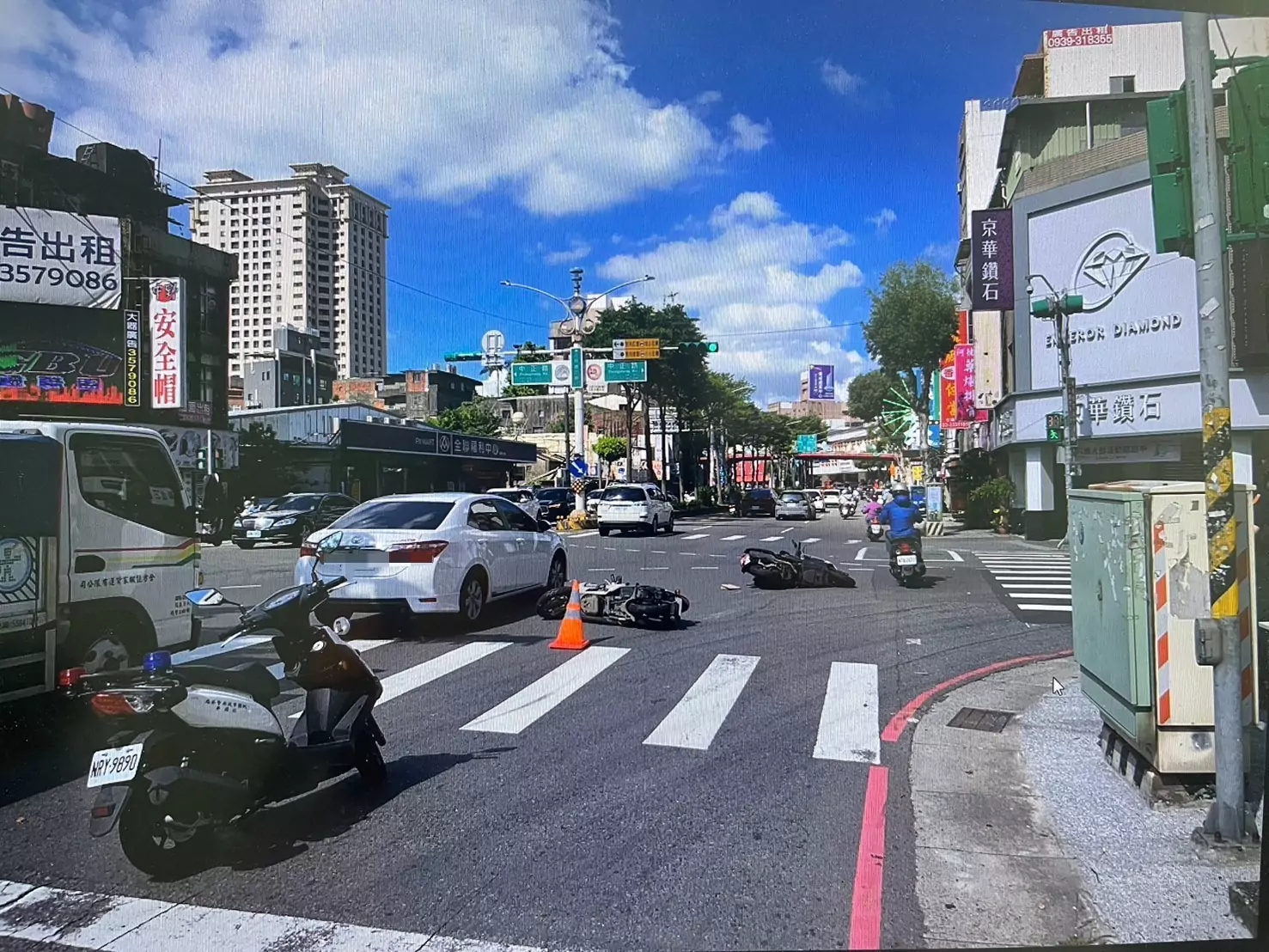 【有片】趕赴考試路上出車禍 警駕巡邏車助男子順利抵達 【有片】趕赴考試路上出車禍 警駕巡邏車助男子順利抵達