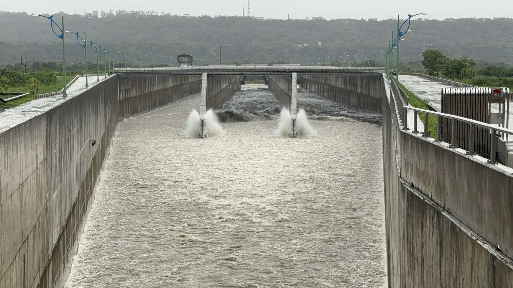 凱米颱風挾豪雨侵台 北水分署啟用石門水庫阿姆坪防淤隧道 S 19587085 0