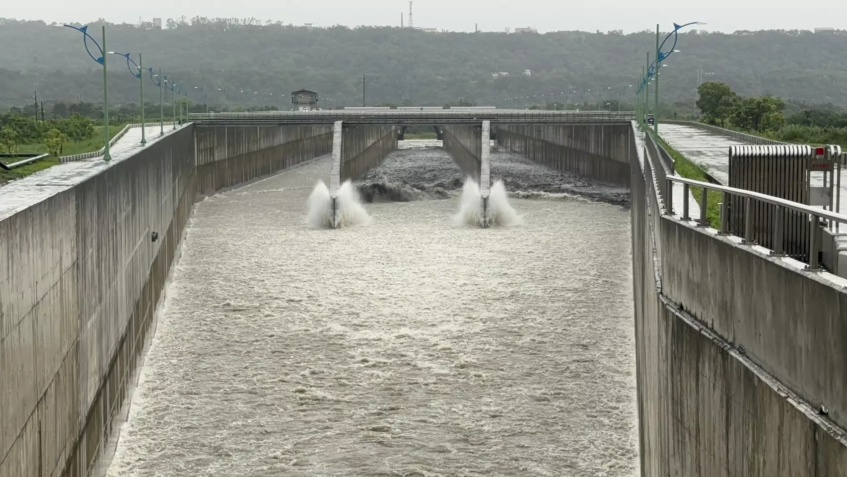 凱米颱風挾豪雨侵台 北水分署啟用石門水庫阿姆坪防淤隧道 凱米颱風挾豪雨侵台 北水分署啟用石門水庫阿姆坪防淤隧道