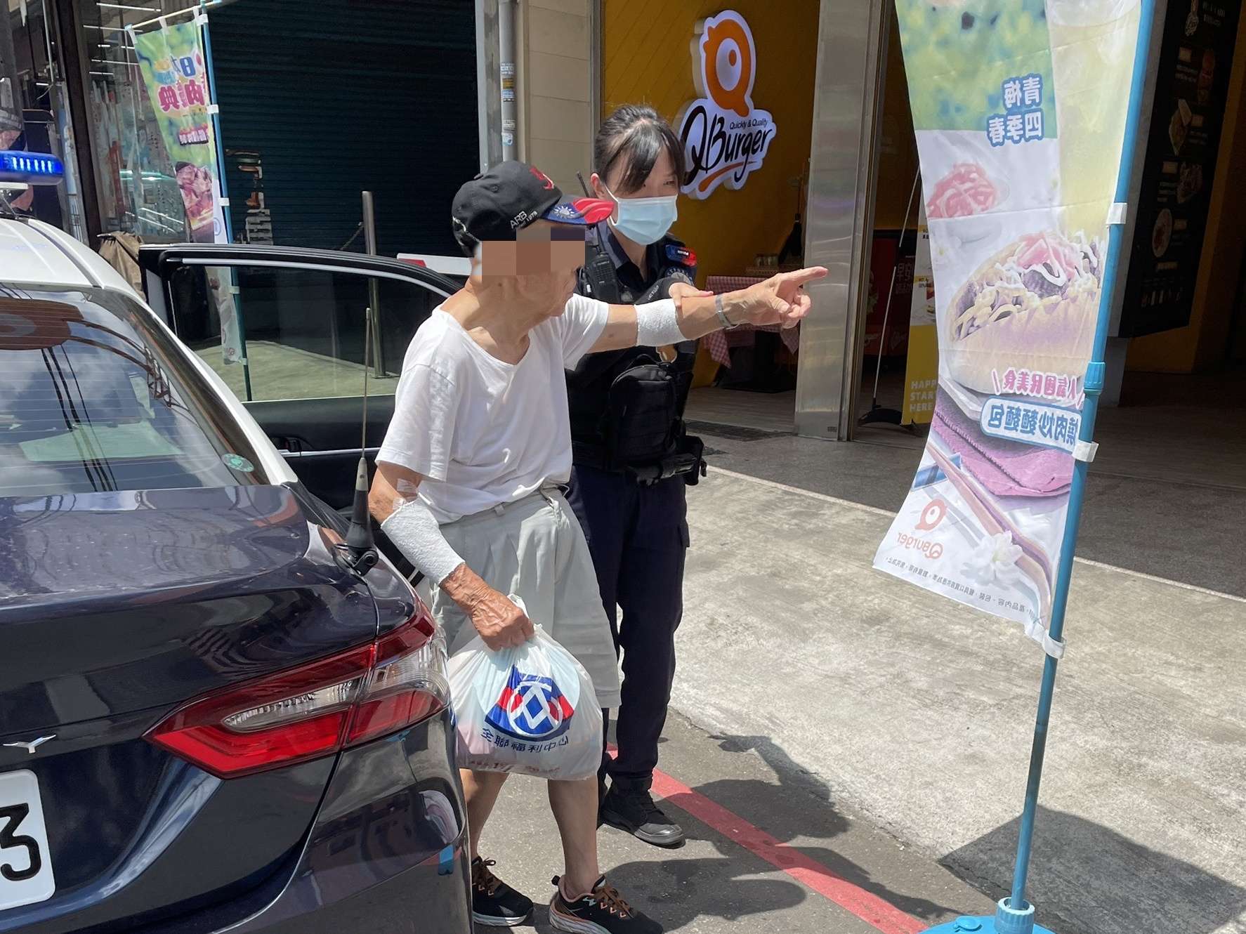 8旬翁熱昏頭呆站路旁 壢警及時解圍送返家 S 219324456 0