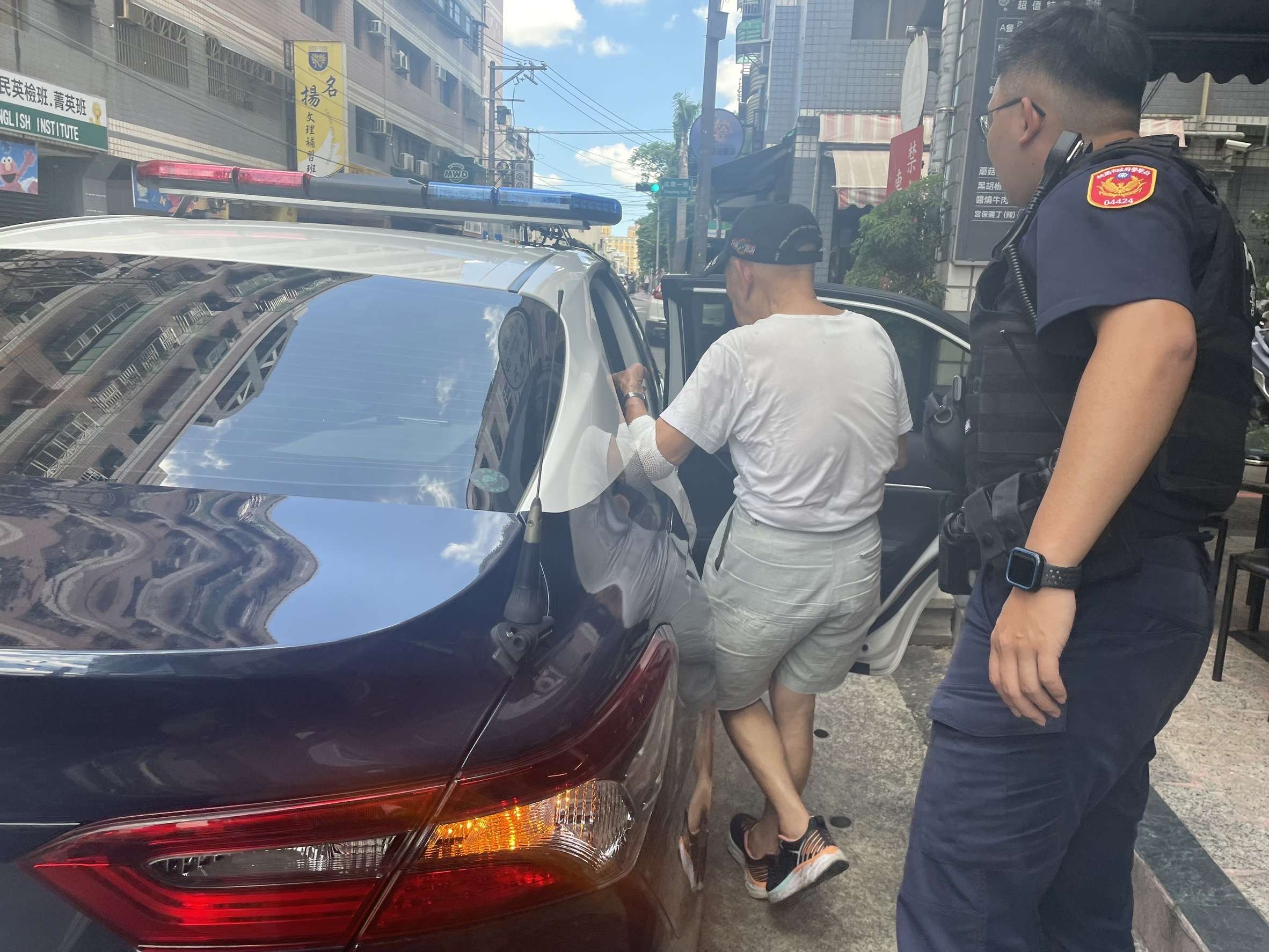 8旬翁熱昏頭呆站路旁 壢警及時解圍送返家 S 219324458 0