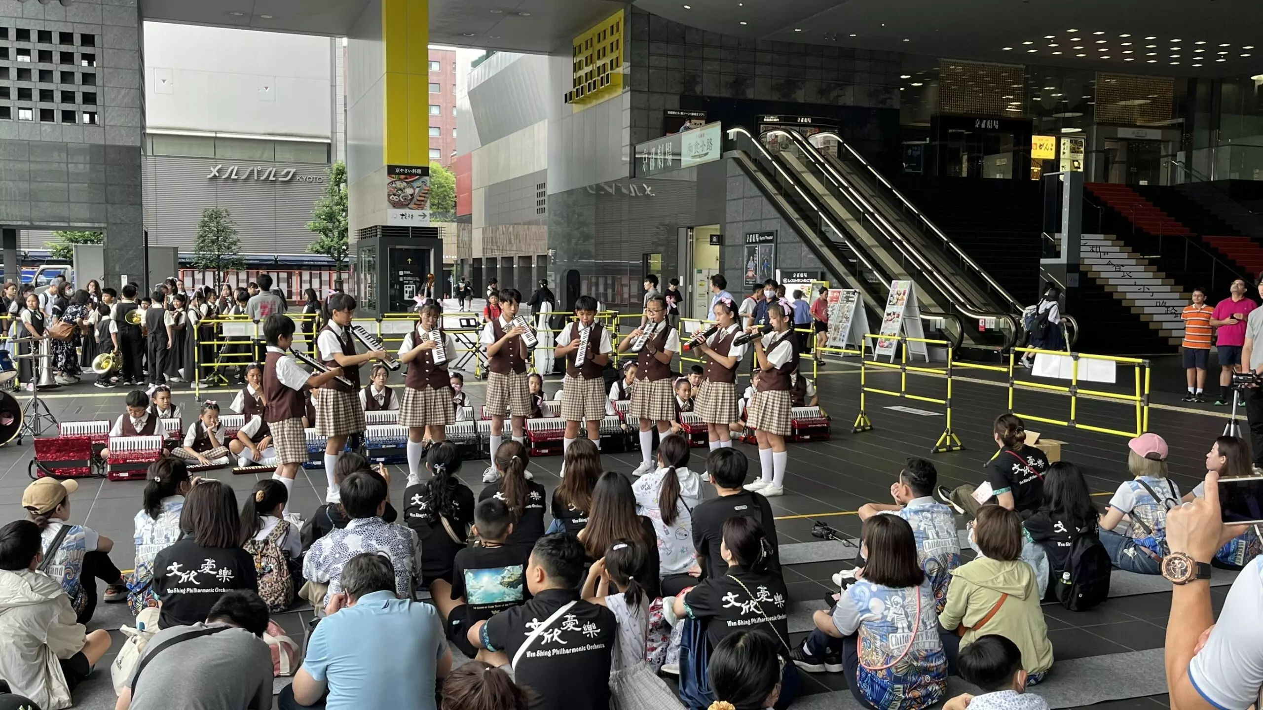 桃市2國小樂團京都車站快閃!企業助圓夢表演揚名國際 桃市2國小樂團京都車站快閃!企業助圓夢表演揚名國際
