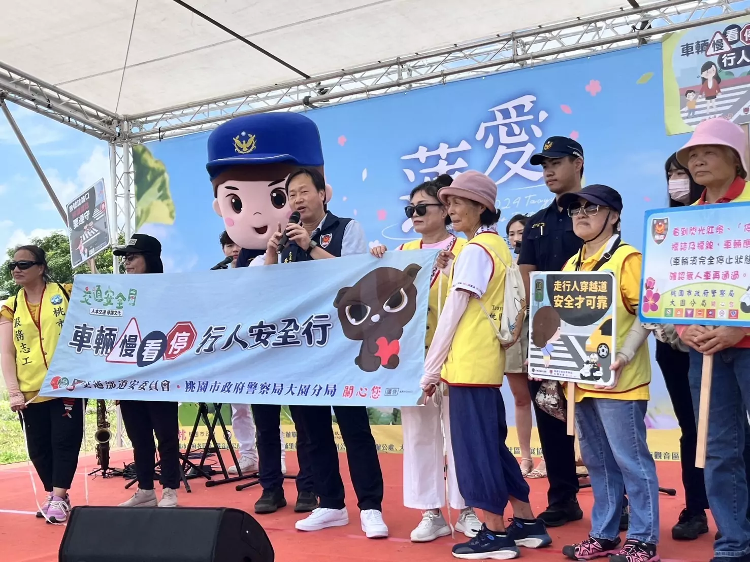 桃園蓮花季湧人潮 大園警現場宣導交安觀念 S 237707309 0