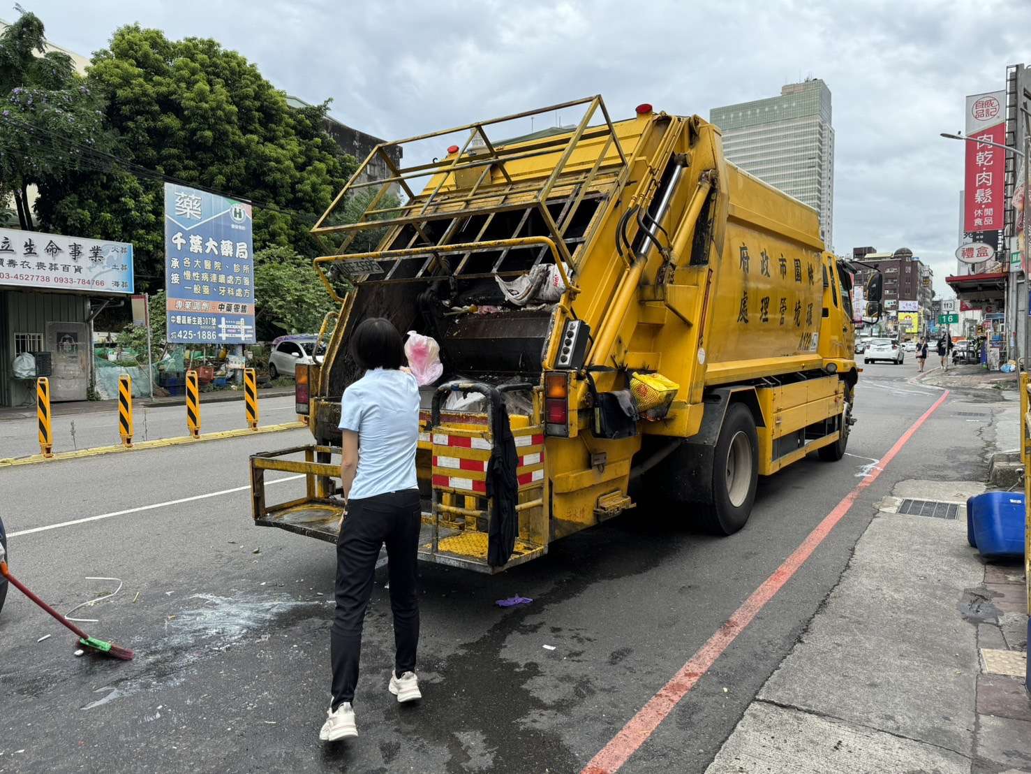 桃園環保局冒風雨清1500噸垃圾 局長陳世偉籲小心登革熱 S 290324499 0 0
