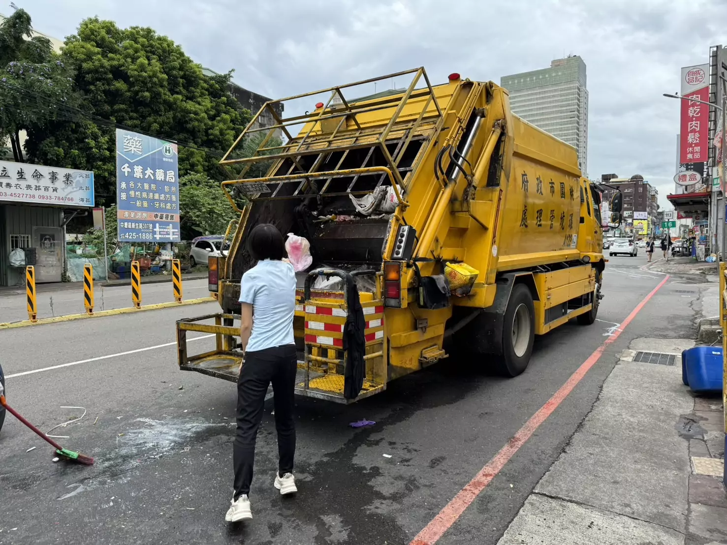 桃園環保局冒風雨清1500噸垃圾 局長陳世偉籲小心登革熱 S 290324499 0 0