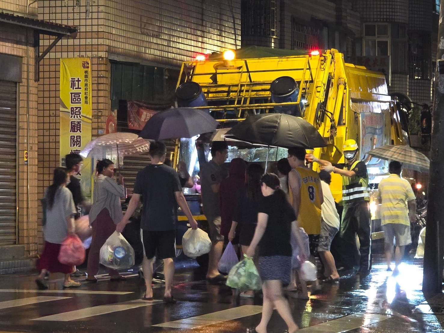 向無名英雄致敬!桃園各區清潔隊不畏風雨清運垃圾 守護美麗市容 S 32588375 0