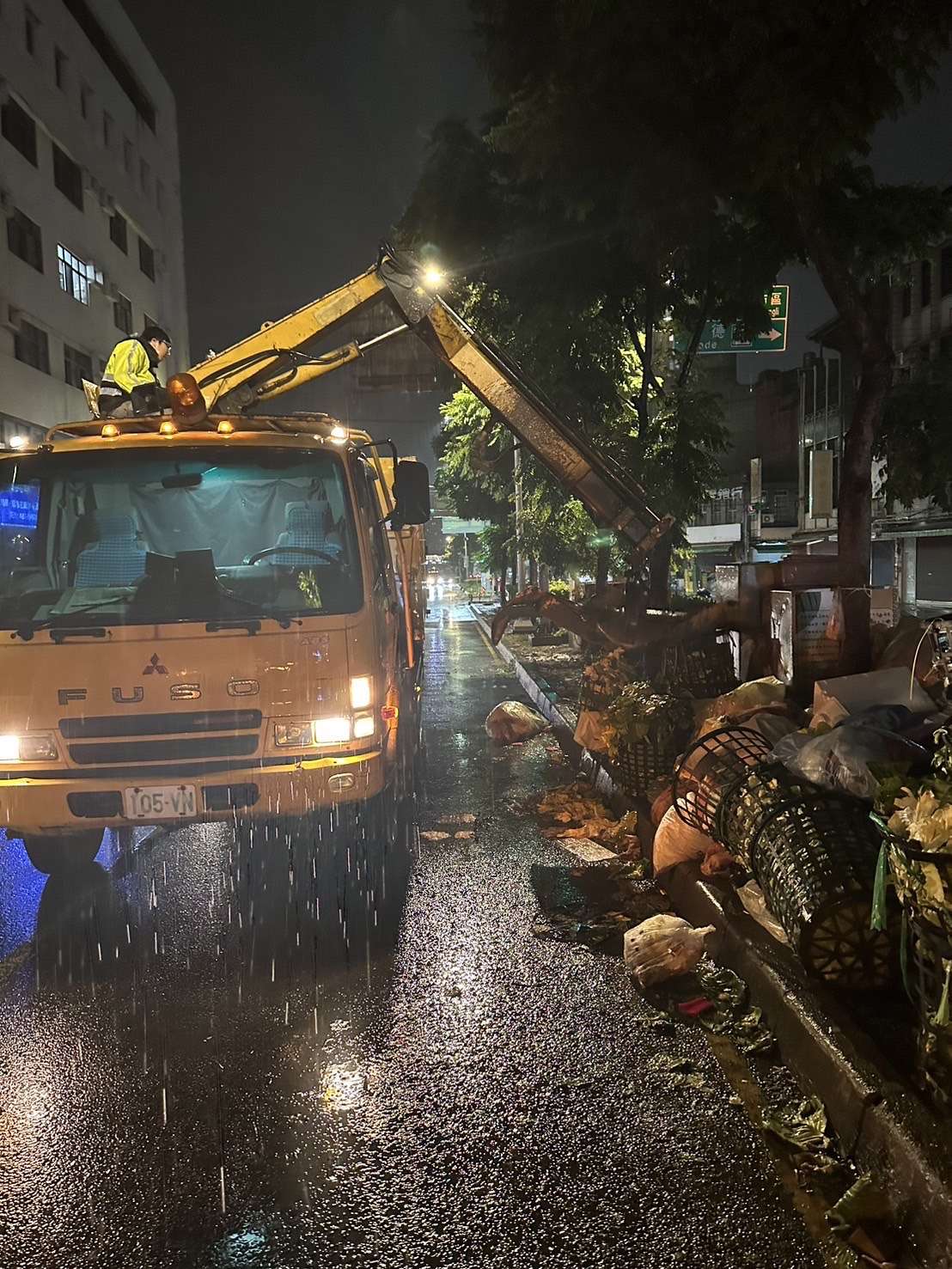 向無名英雄致敬!桃園各區清潔隊不畏風雨清運垃圾 守護美麗市容 S 32588377 0