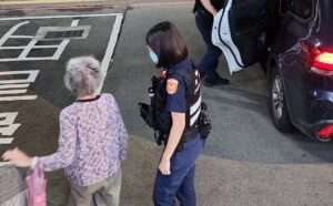 老婦深夜迷途呆站路旁 龜山警暖心助團圓