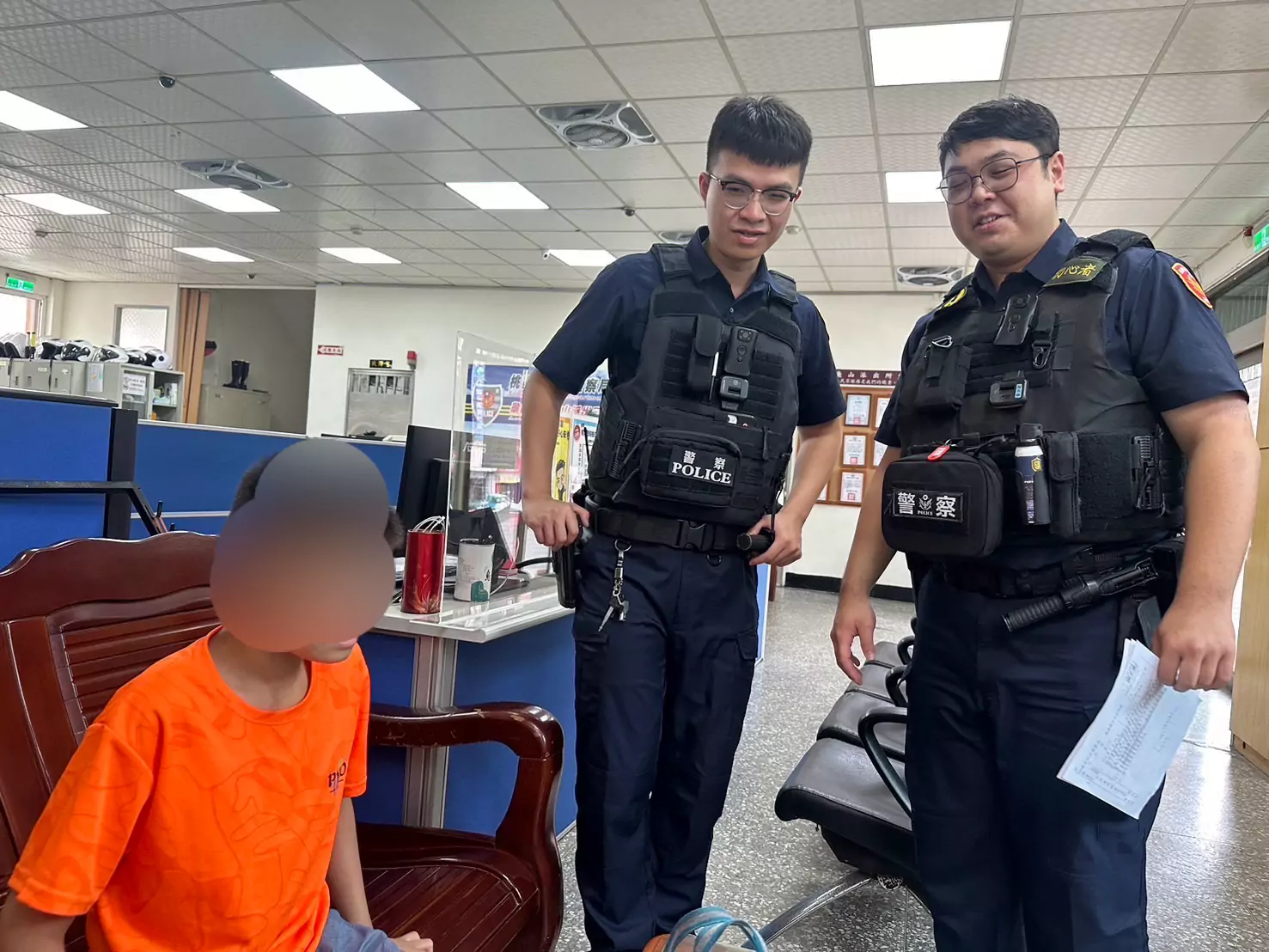 特教生外出迷途 龜山警頂豔陽助返家 特教生外出迷途 龜山警頂豔陽助返家