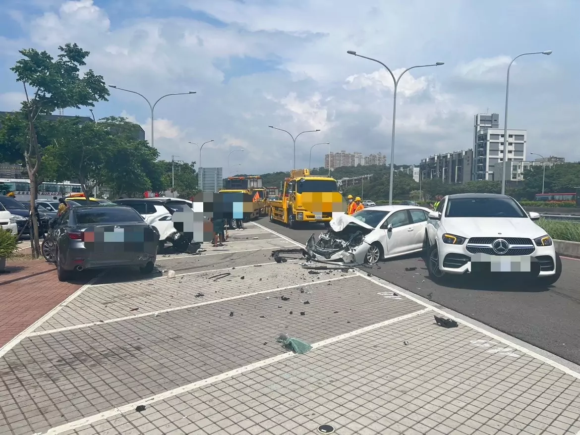 國1楊梅休息站連環事故 擦撞護欄後連撞5車2人送醫 國1楊梅休息站連環事故 擦撞護欄後連撞5車2人送醫