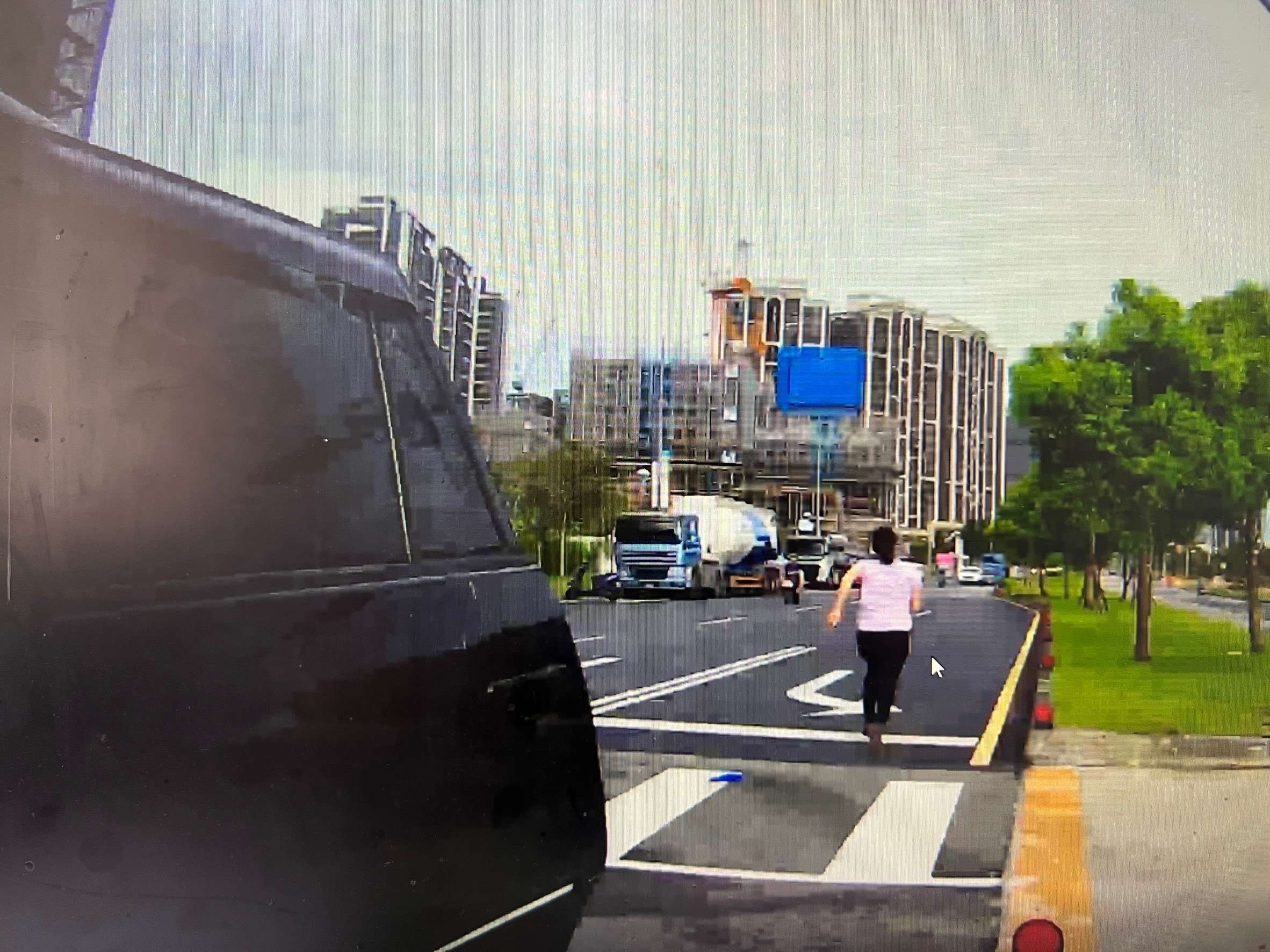 開車抽菸遭警攔檢 後座乘客因「這件事」突開車門狂奔 S 356319240