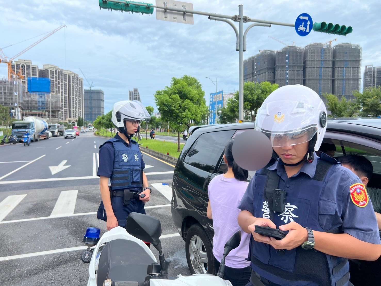 開車抽菸遭警攔檢 後座乘客因「這件事」突開車門狂奔 S 356319243