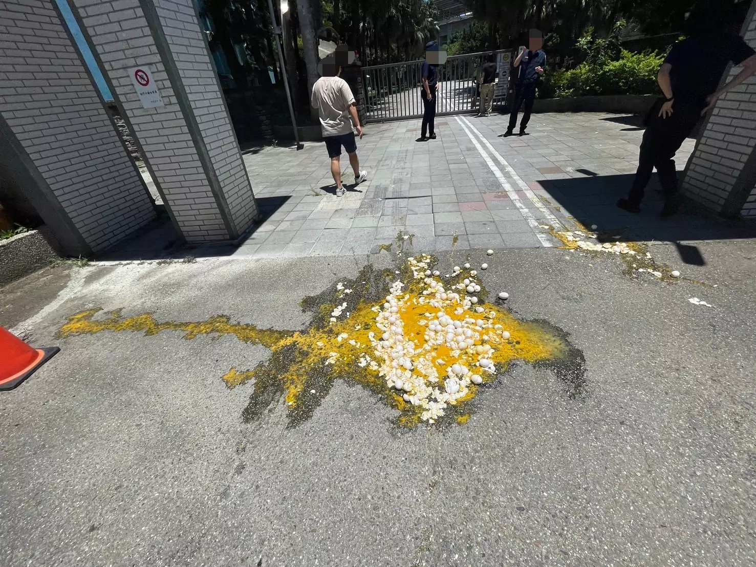 【有片】女子抱整籃雞蛋砸新屋高中 波及路邊車輛急清理 【有片】女子抱整籃雞蛋砸新屋高中 波及路邊車輛急清理