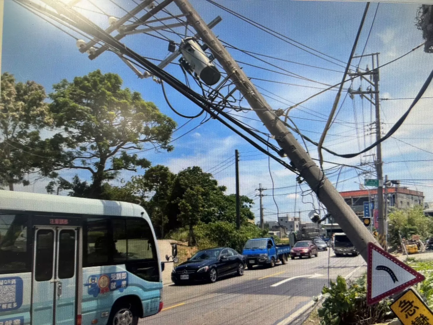 這次不是松鼠!垃圾車把電桿撞到歪腰 楊梅、新屋878戶慘停電 這次不是松鼠!垃圾車把電桿撞到歪腰 楊梅、新屋878戶慘停電