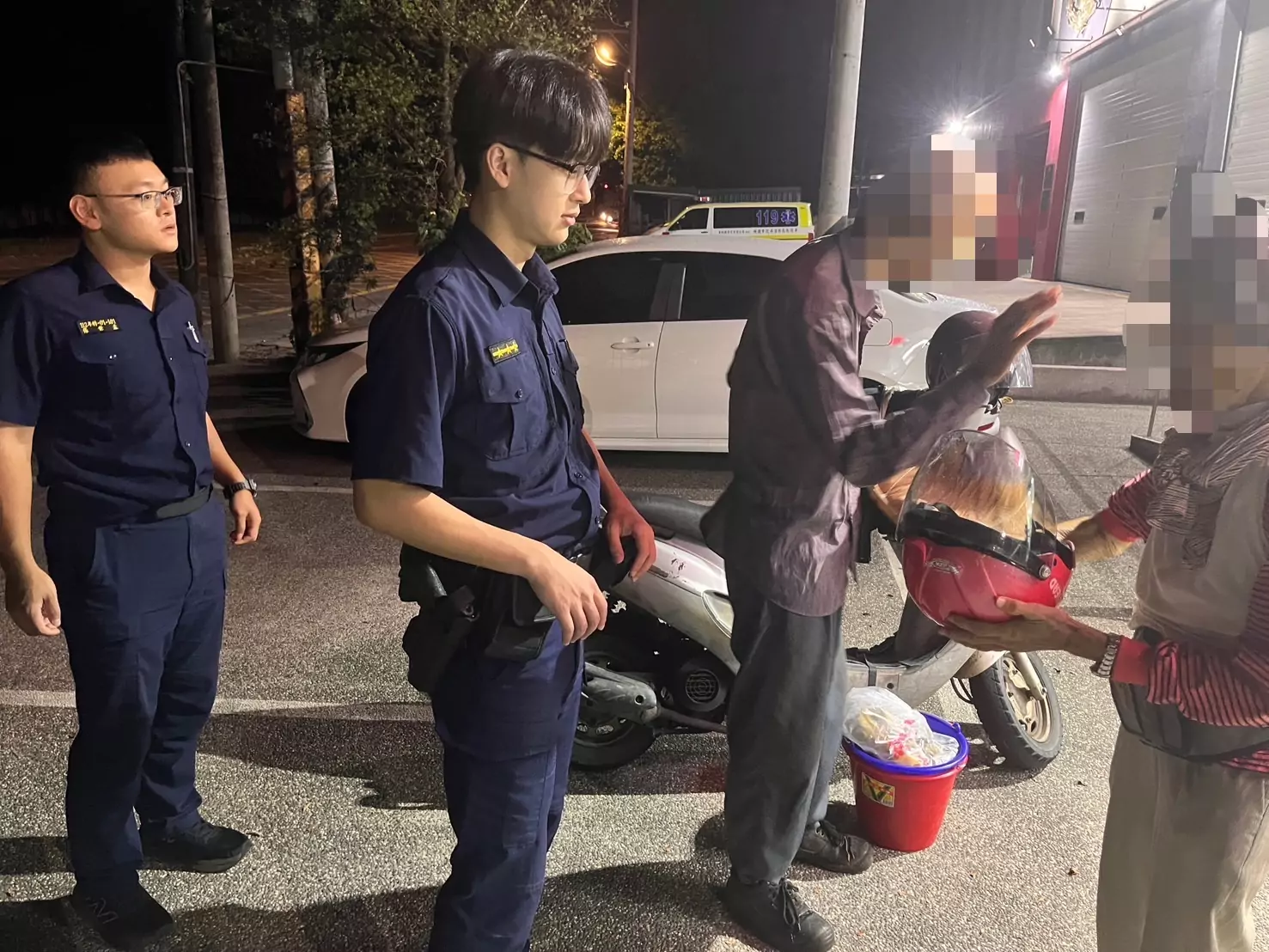 失智婦深夜獨自徘徊 楊梅警耐心比對查身分 失智婦深夜獨自徘徊 楊梅警耐心比對查身分