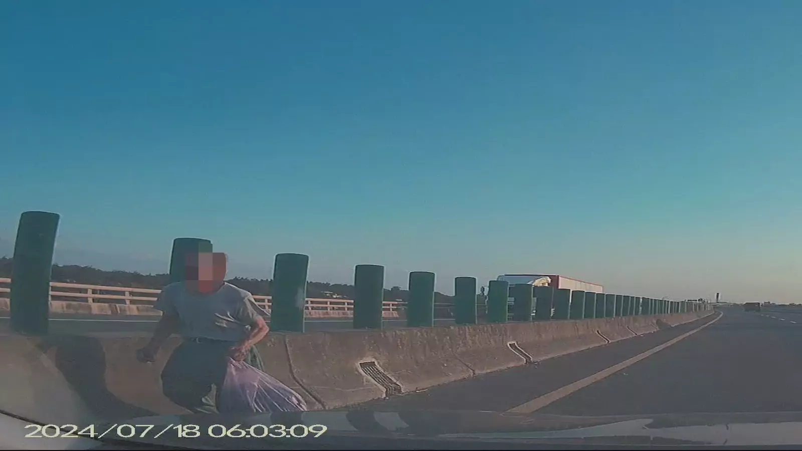 失蹤老翁誤闖高架快速道路 楊梅警火速救援送返家 失蹤老翁誤闖高架快速道路 楊梅警火速救援送返家