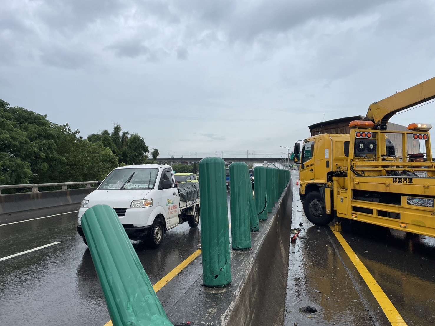 天雨路滑！自小客自撞分隔島翻覆　後方貨車急煞也翻車