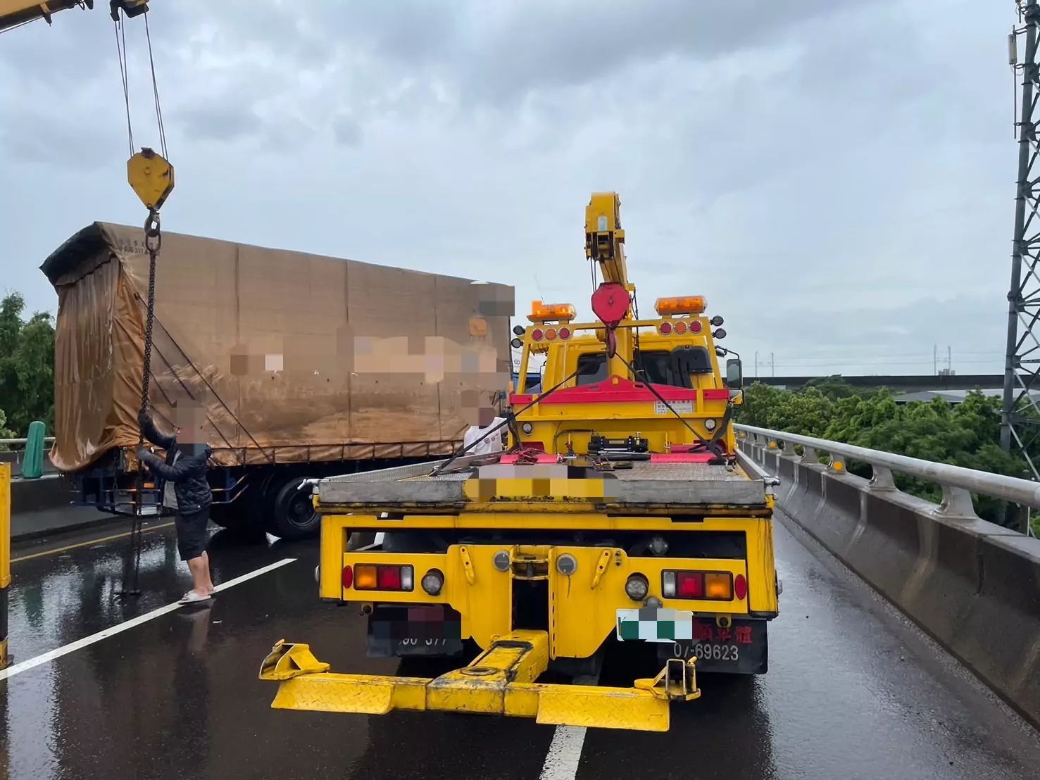 天雨路滑!自小客自撞分隔島翻覆 後方貨車急煞也翻車 天雨路滑!自小客自撞分隔島翻覆 後方貨車急煞也翻車