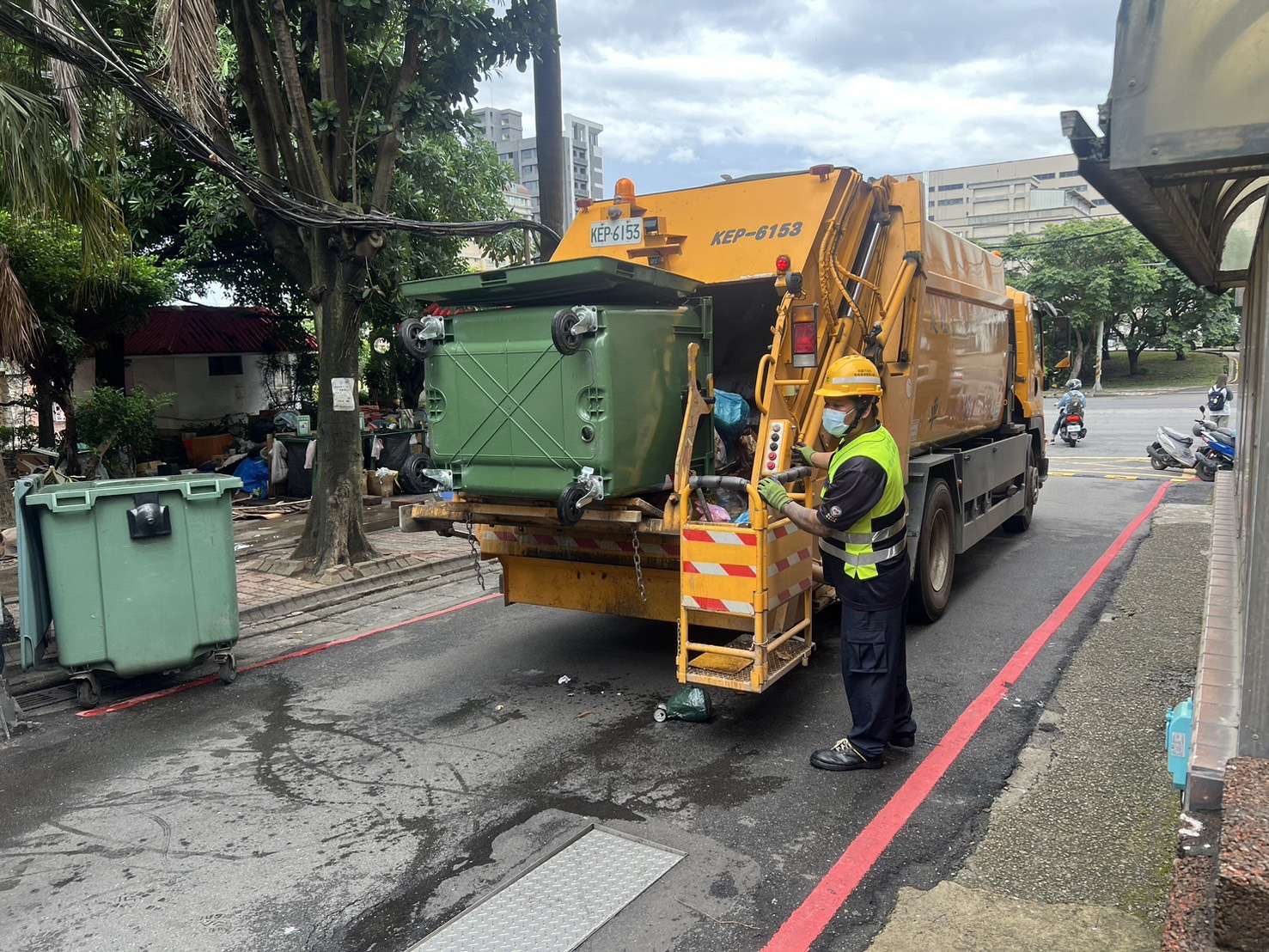 桃園環保局冒風雨清1500噸垃圾 局長陳世偉籲小心登革熱