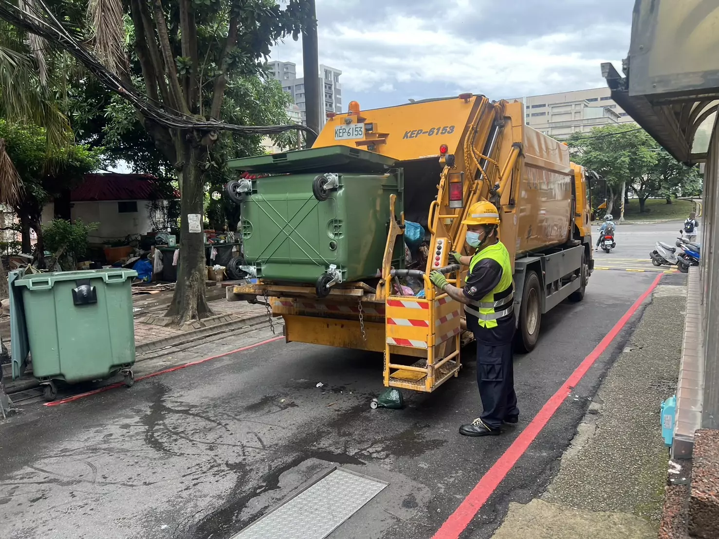 桃園環保局冒風雨清1500噸垃圾 局長陳世偉籲小心登革熱 S 87638055 0 0