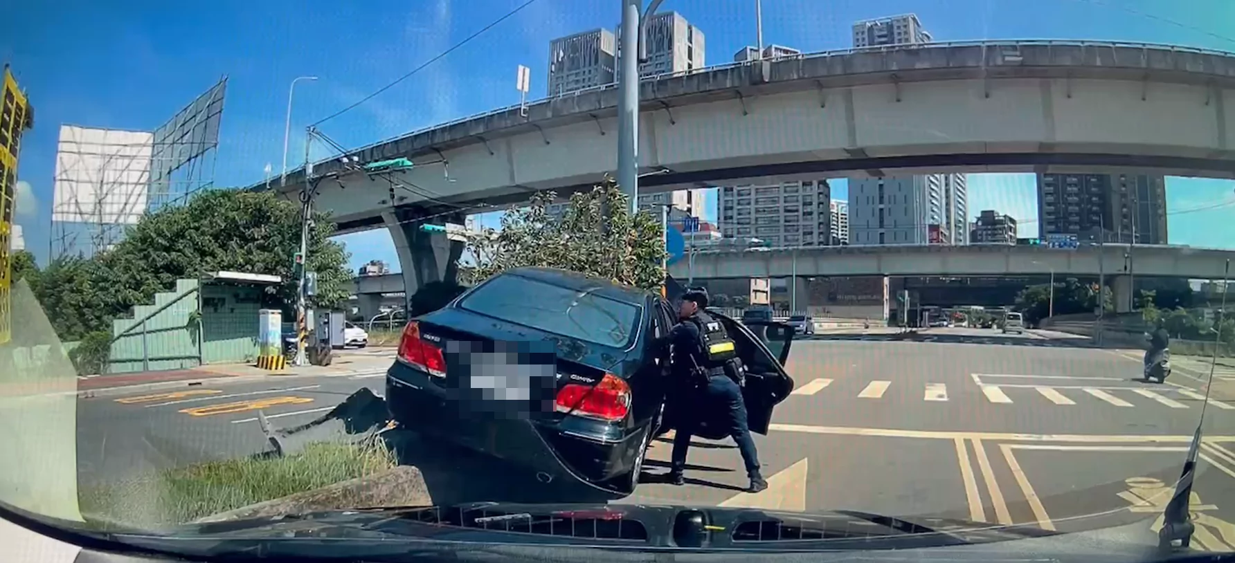 男疑偷車拒檢加速逃 「騎上」分隔島GG了 男疑偷車拒檢加速逃 「騎上」分隔島GG了