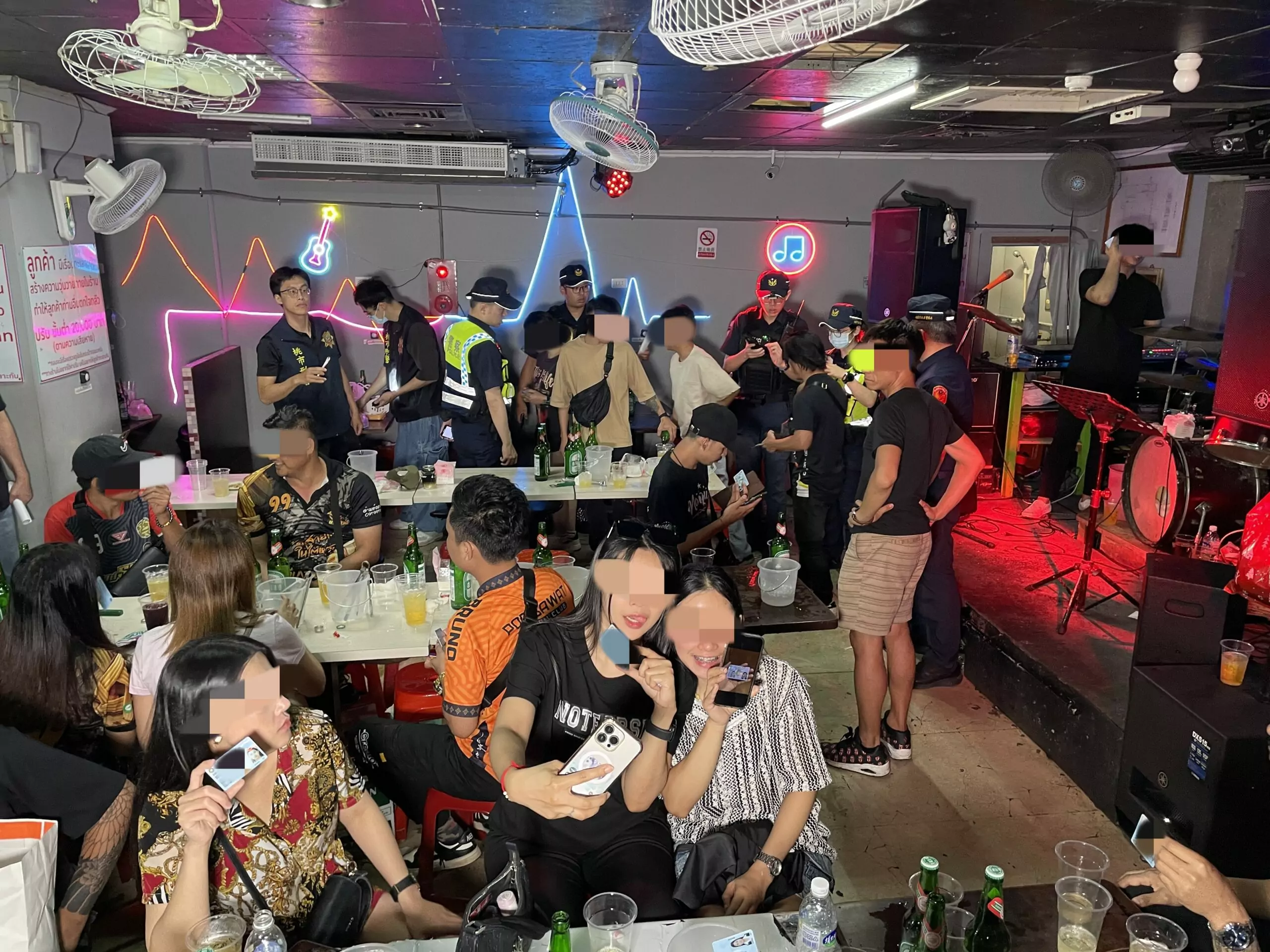 壢警攜手桃園專勤隊 加強臨檢移工舞廳、護膚養生館 壢警攜手桃園專勤隊 加強臨檢移工舞廳、護膚養生館
