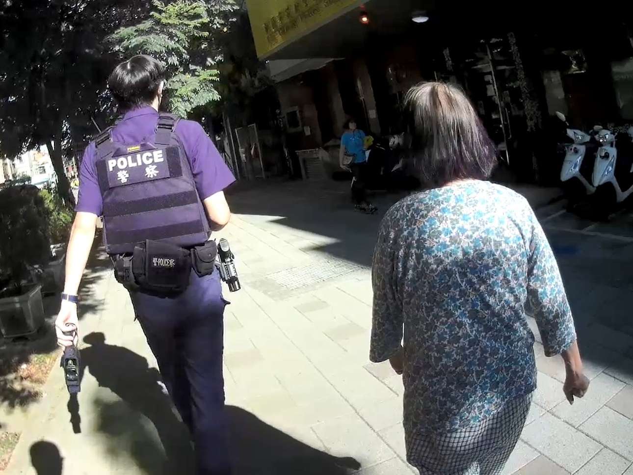 失智婦頻向路人問路 壢警及時伸援 hdgh545 4