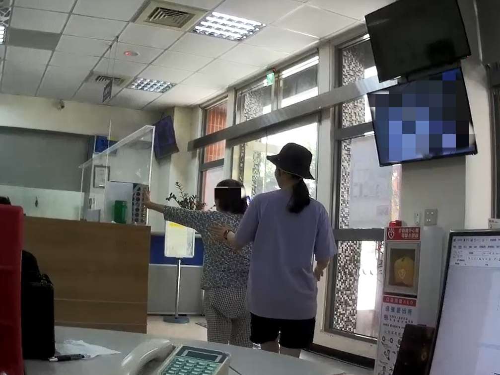 失智婦頻向路人問路 壢警及時伸援 hdgh545 7