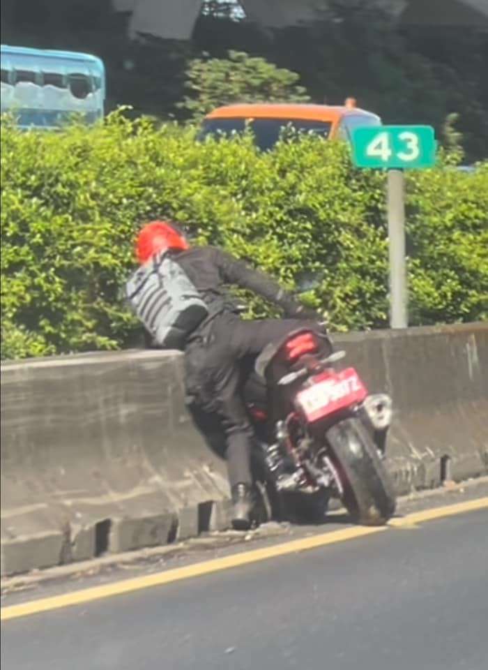 【有片】紅牌重機闖國1亂換車道 自撞護欄下場尷尬了 messageImage 1722386940467