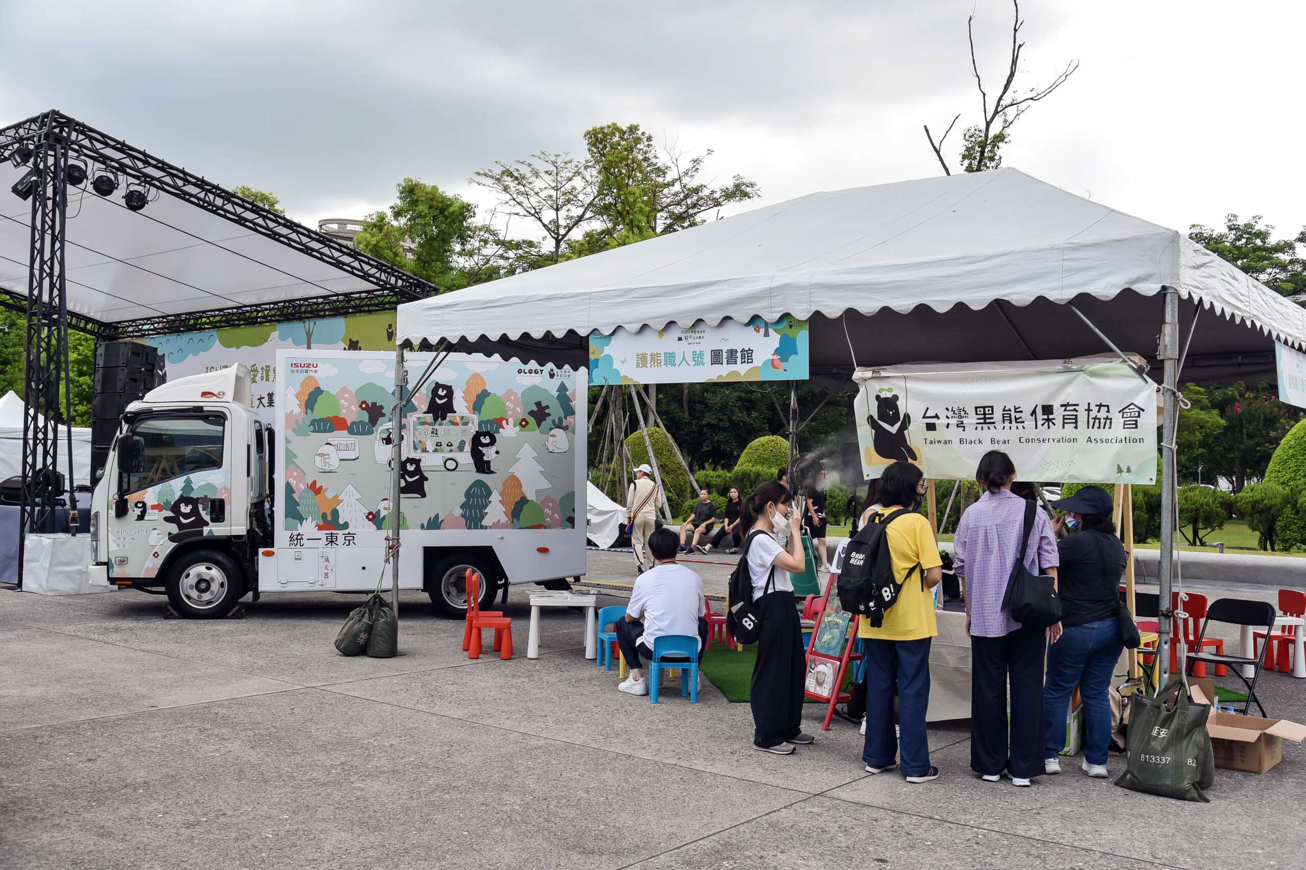 守護生態保育 將愛傳遞花蓮 ISUZU台北合眾汽車「用愛護黑熊」系列計畫再出發 圖3 由「護熊職人號」所打造的行動圖書館向大眾傳遞正確保育知識 scaled