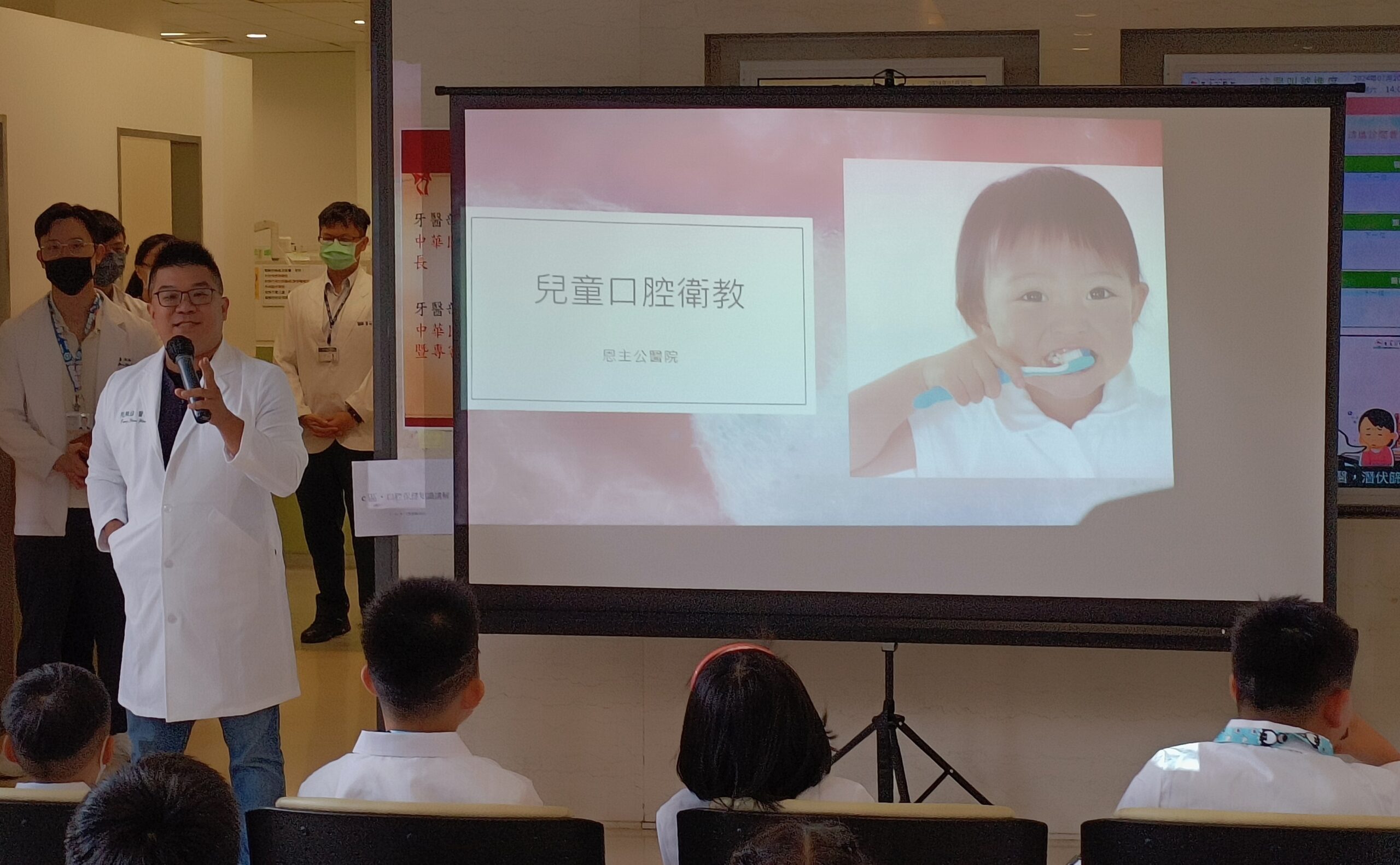 恩主公醫院「小小牙醫營」名額搶破頭 家長瘋狂敲碗加開 圖二 范綱信部主任現場進行口腔衛教提醒含氟牙膏要選含氟量1000ppm以上才有效 scaled