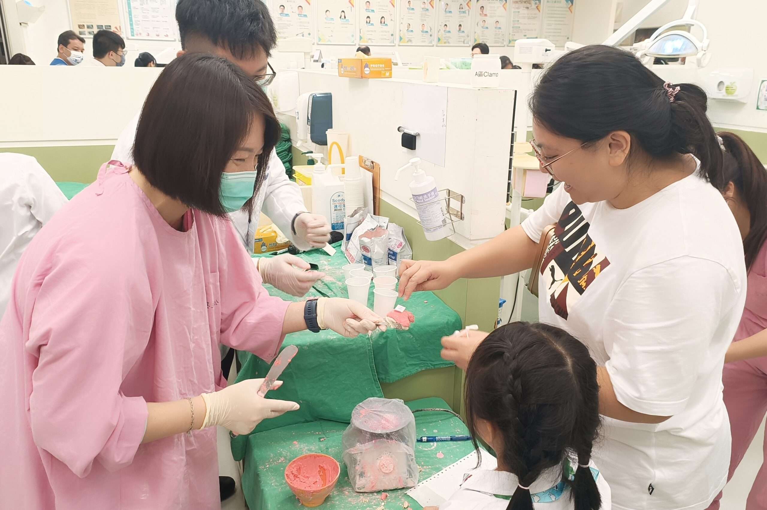 恩主公醫院「小小牙醫營」名額搶破頭 家長瘋狂敲碗加開 圖四 醫護人員協助小朋友體驗牙齒灌模 scaled