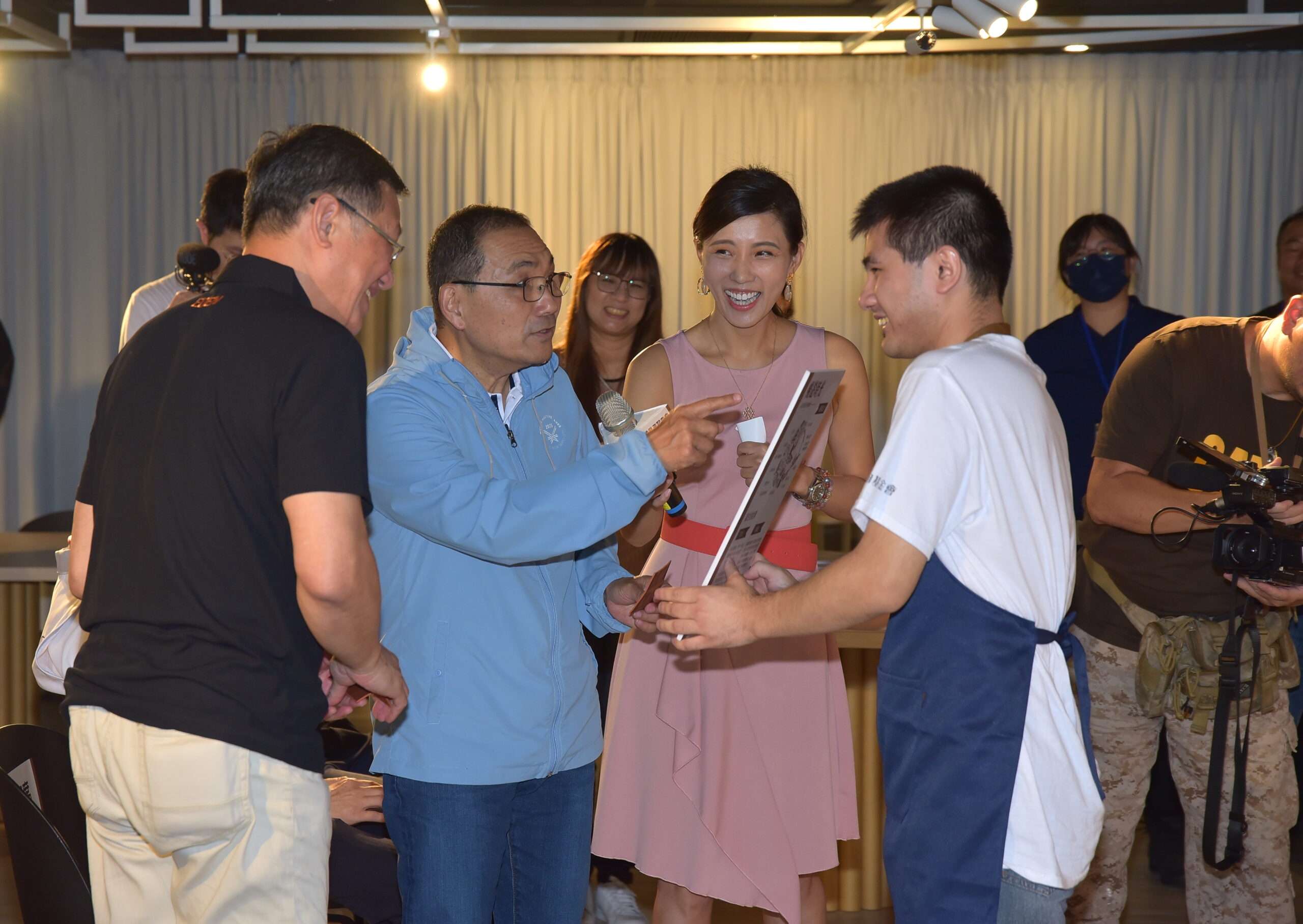 小羊苗庇護員工請新北市長侯友宜猜庇護禮內頁插圖，場面十分逗趣 scaled