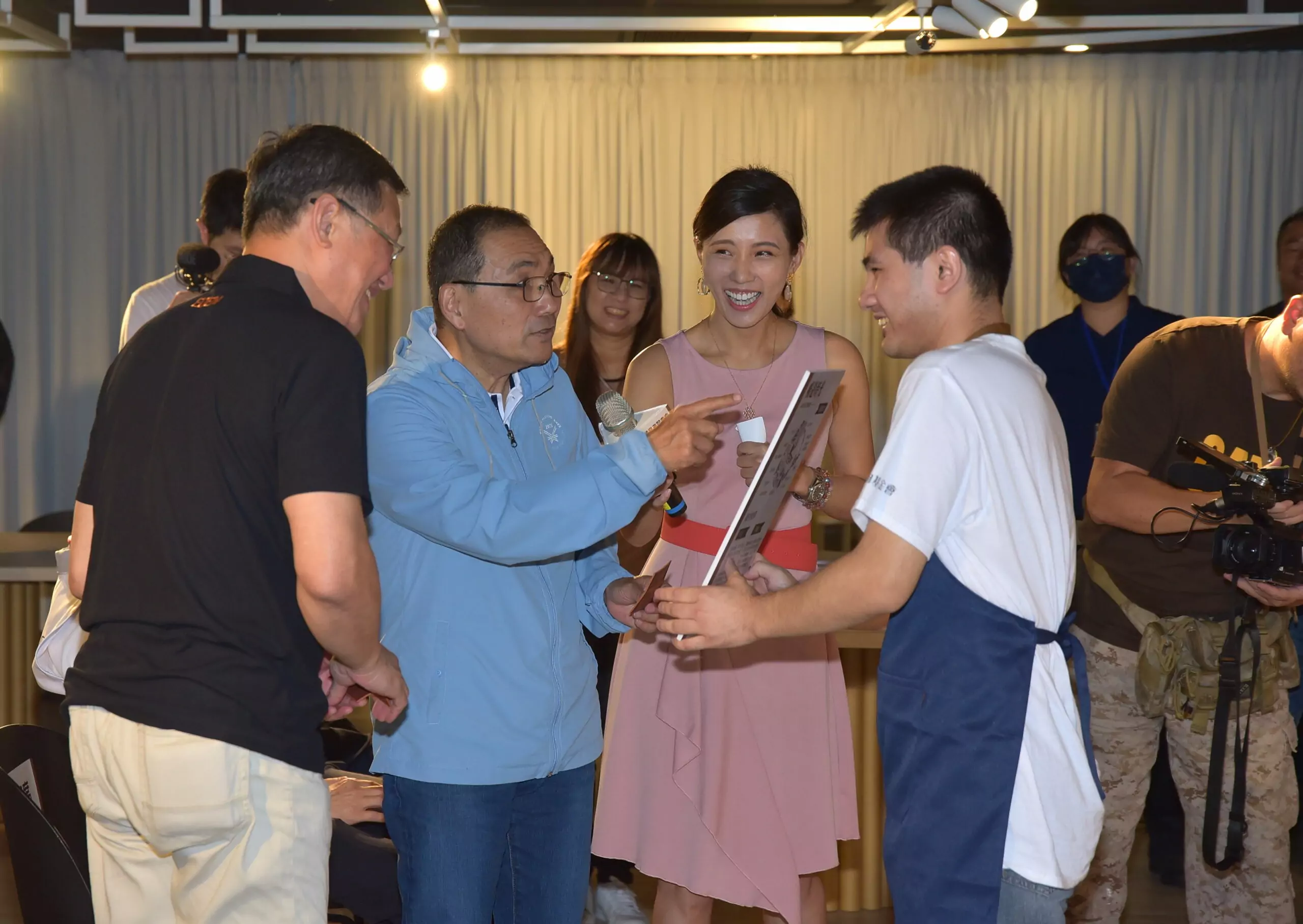 小羊苗庇護員工請新北市長侯友宜猜庇護禮內頁插圖，場面十分逗趣 scaled
