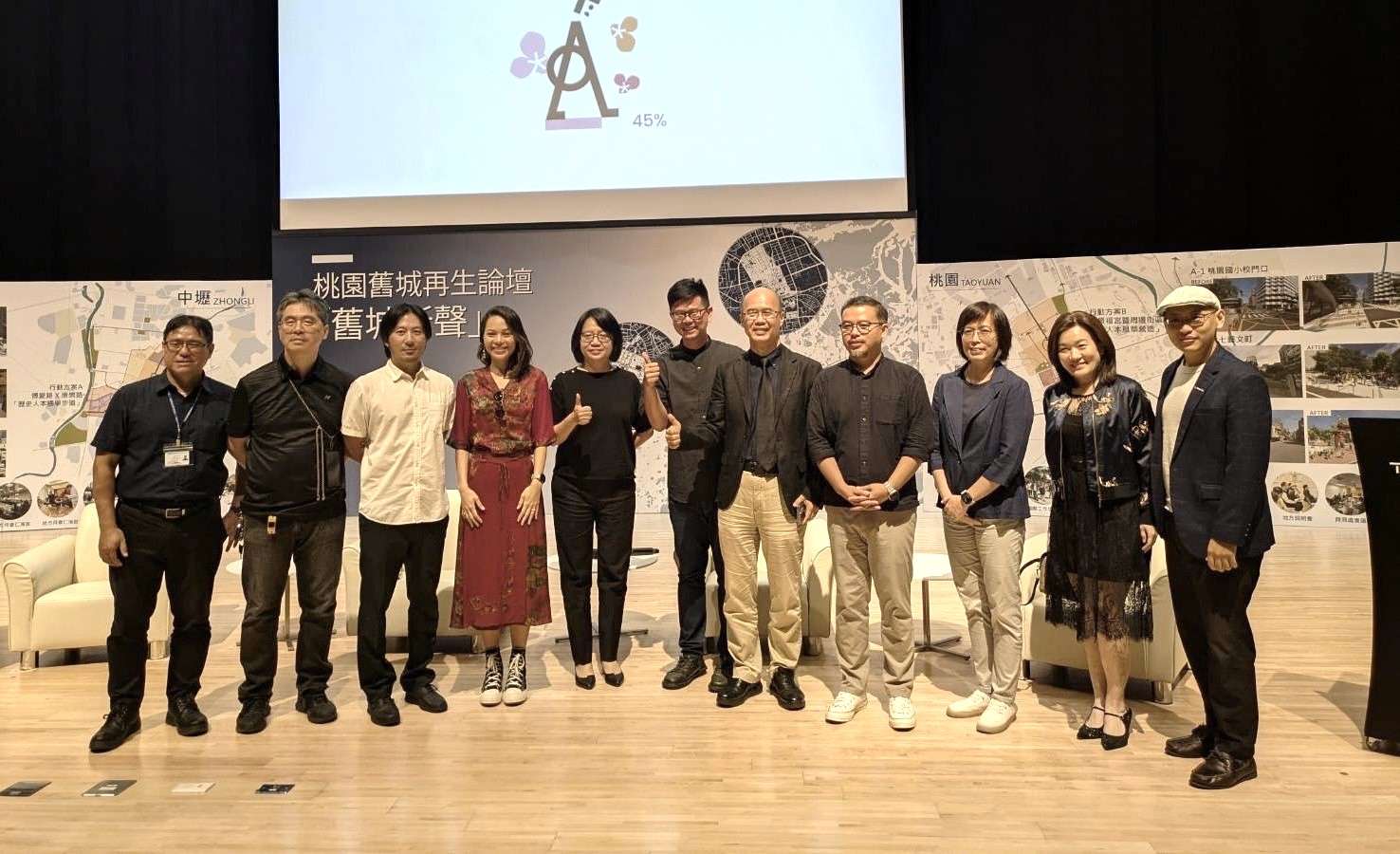 02 中原大學團隊在設計學院院長趙家麟右5帶領下，參與執行桃園市城市空間改造計畫。 0