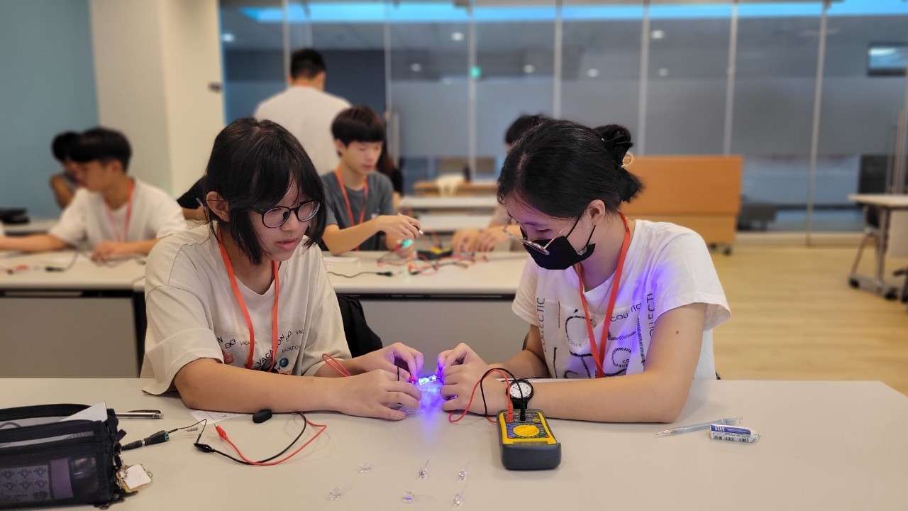 02 中原大學帶領高中生進行寬能隙半導體實驗，學生受益匪淺。 0