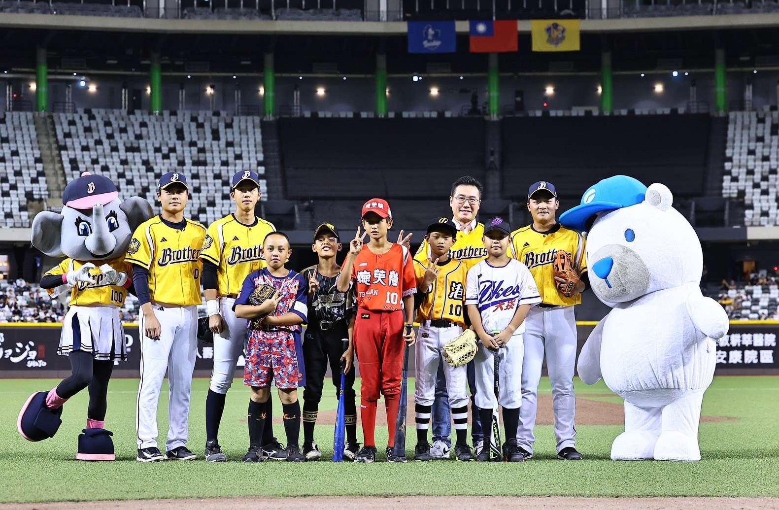 助小球員追夢 遠雄邀五校少棒隊員赴臺北大巨蛋開球 1 5